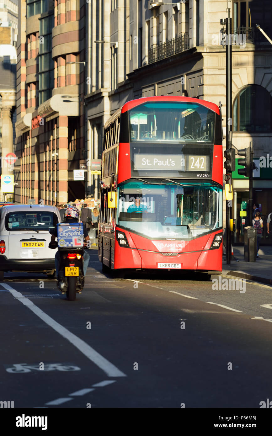 Il centro di Londra ora di punta del traffico, Cheapside, London, Regno Unito Foto Stock