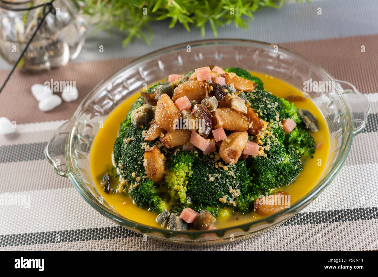 Brasato di broccoli in brodo,popolare cibo cinese Foto Stock