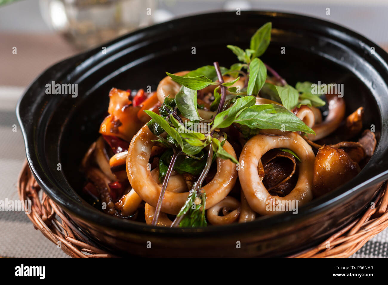 Utilizzando tre tazze di cucina speciale salsa di calamari Foto Stock