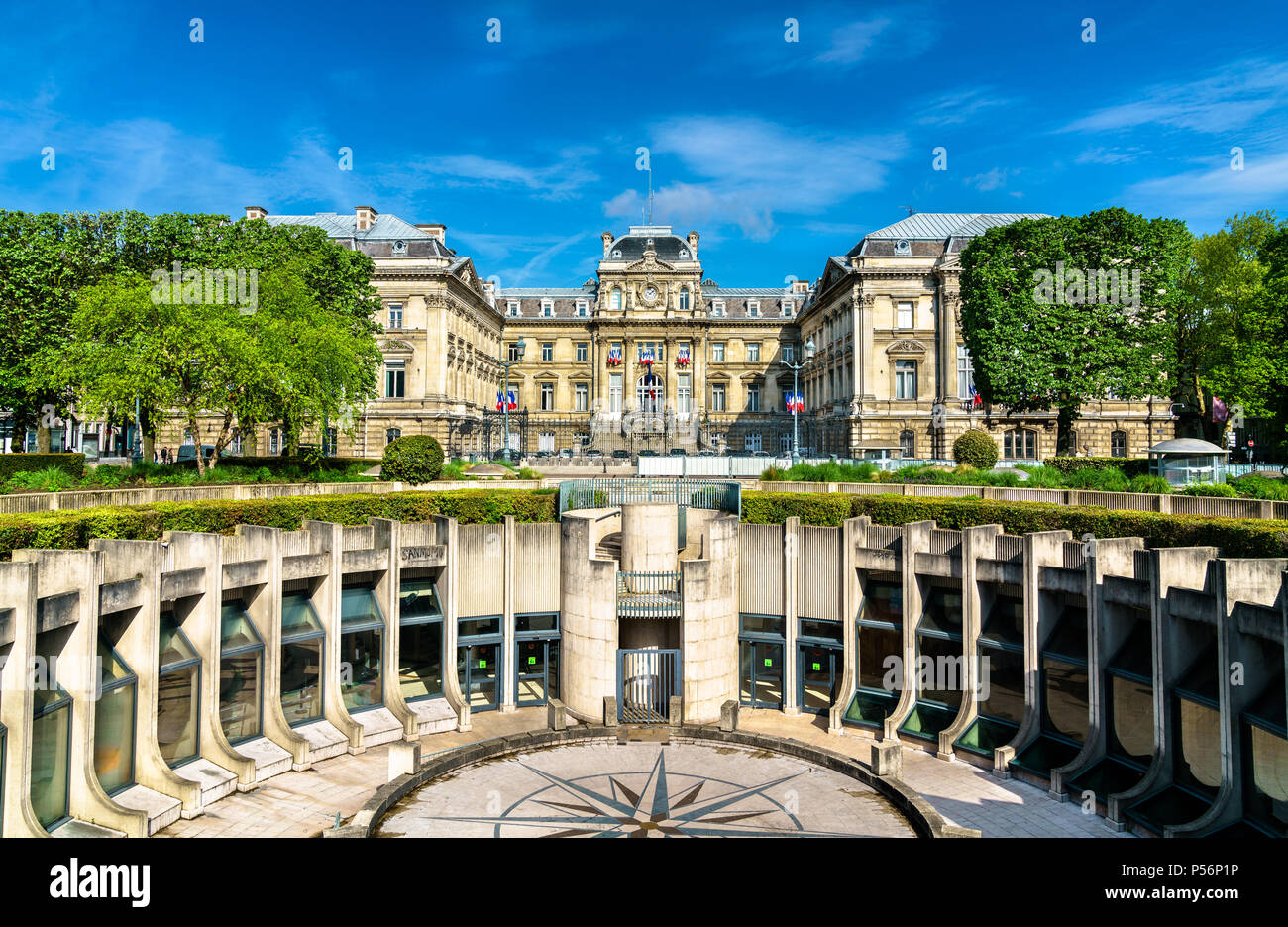 Anfiteatro e la prefettura di Lille in Piazza della Repubblica. Lille,  Francia settentrionale Foto stock - Alamy