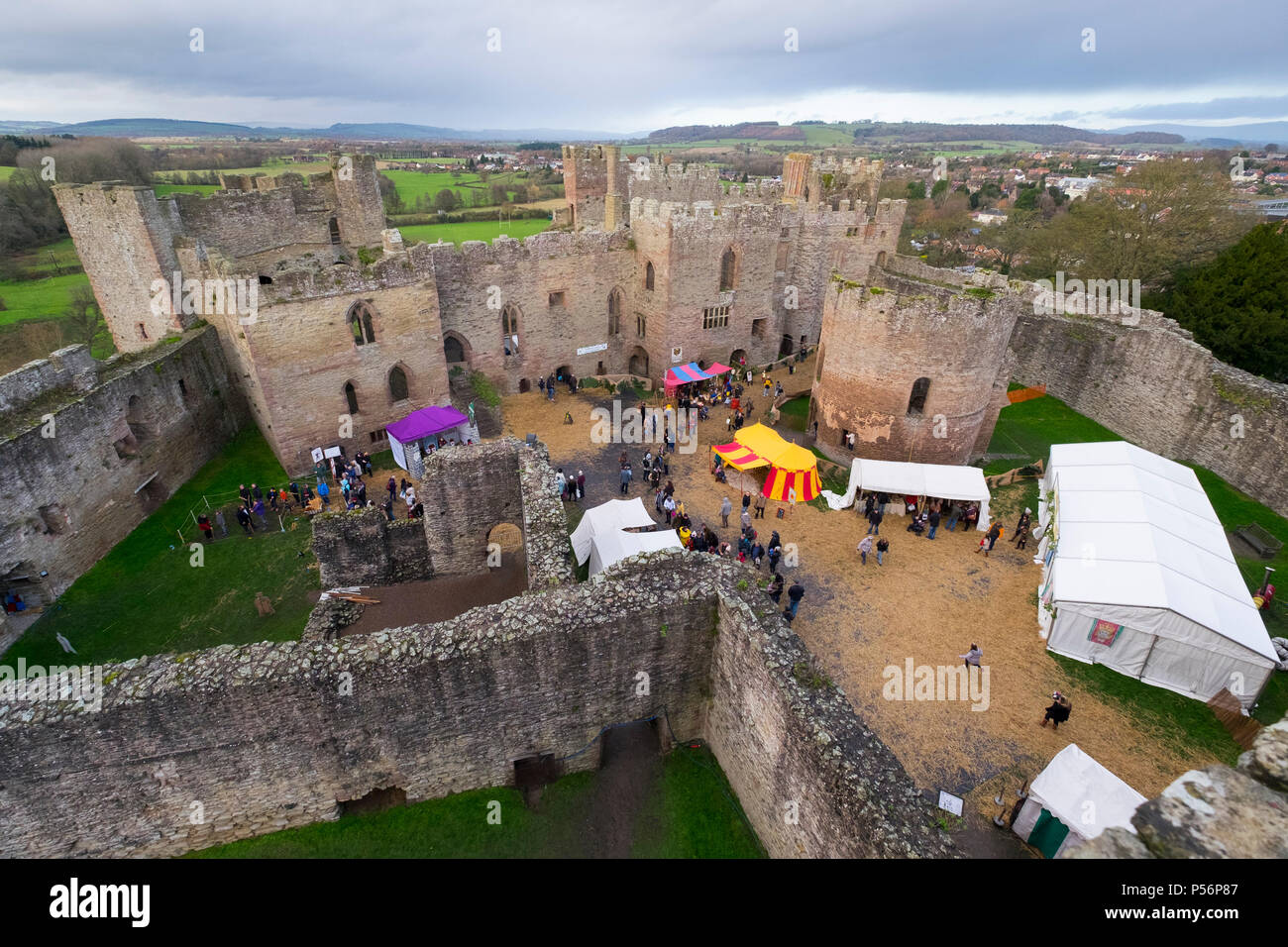 Natale medievale Fayre a Ludlow Castle, Shropshire,l'Inghilterra, Regno Unito Foto Stock