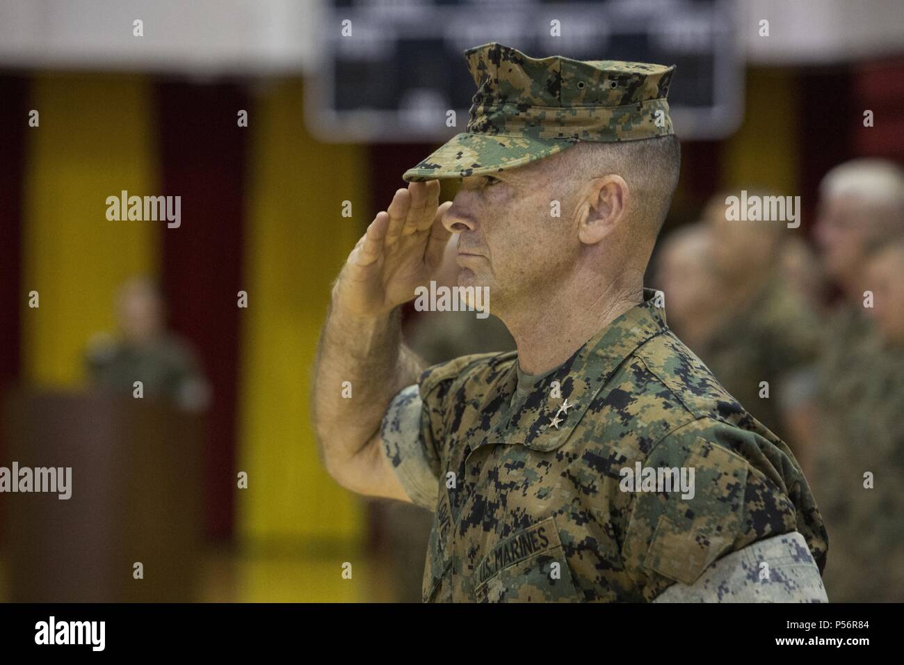 Stati Uniti Marine Corps Il Mag. Gen. John K. amore, il comandante generale della seconda divisione Marine, saluta durante il 6° Reggimento Marine modifica del comando cerimonia al Camp Lejeune, N.C. Giugno 12, 2018, 12 giugno 2018. Durante la cerimonia, Col. Matteo S. Reid rinunciato il comando dell'unità di Col. Daniel T. Canfield Jr. (U.S. Marine Corps foto di PFC. Nathaniel Q. Hamilton). () Foto Stock