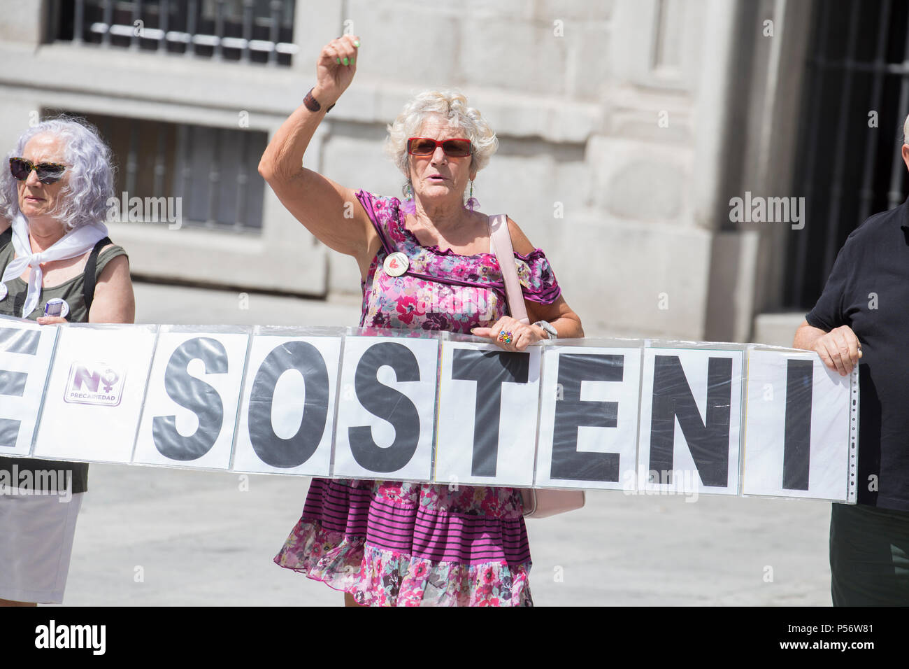 Una femmina protester visto cantando slogan tenendo un banner durante la dimostrazione. I pensionati di Madrid prendere la strada in una manifestazione di protesta per chiedere la pensione statale di essere aumentato per tenere il passo di inflazione e per garantire il livello di vita decoroso per i pensionati. Foto Stock