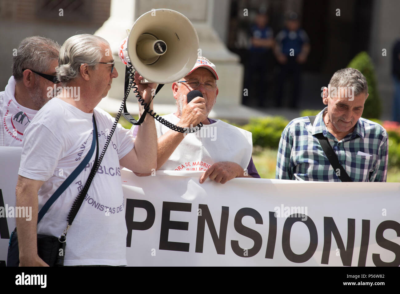I manifestanti visto cantando slogan utilizzando un altoparlante. I pensionati di Madrid prendere la strada in una manifestazione di protesta per chiedere la pensione statale di essere aumentato per tenere il passo di inflazione e per garantire il livello di vita decoroso per i pensionati. Foto Stock