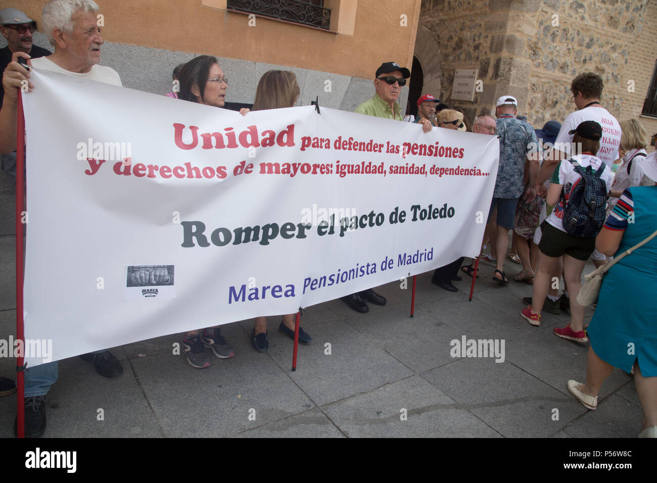 Un banner che viene visualizzato durante la dimostrazione. I pensionati di Madrid prendere la strada in una manifestazione di protesta per chiedere la pensione statale di essere aumentato per tenere il passo di inflazione e per garantire il livello di vita decoroso per i pensionati. Foto Stock