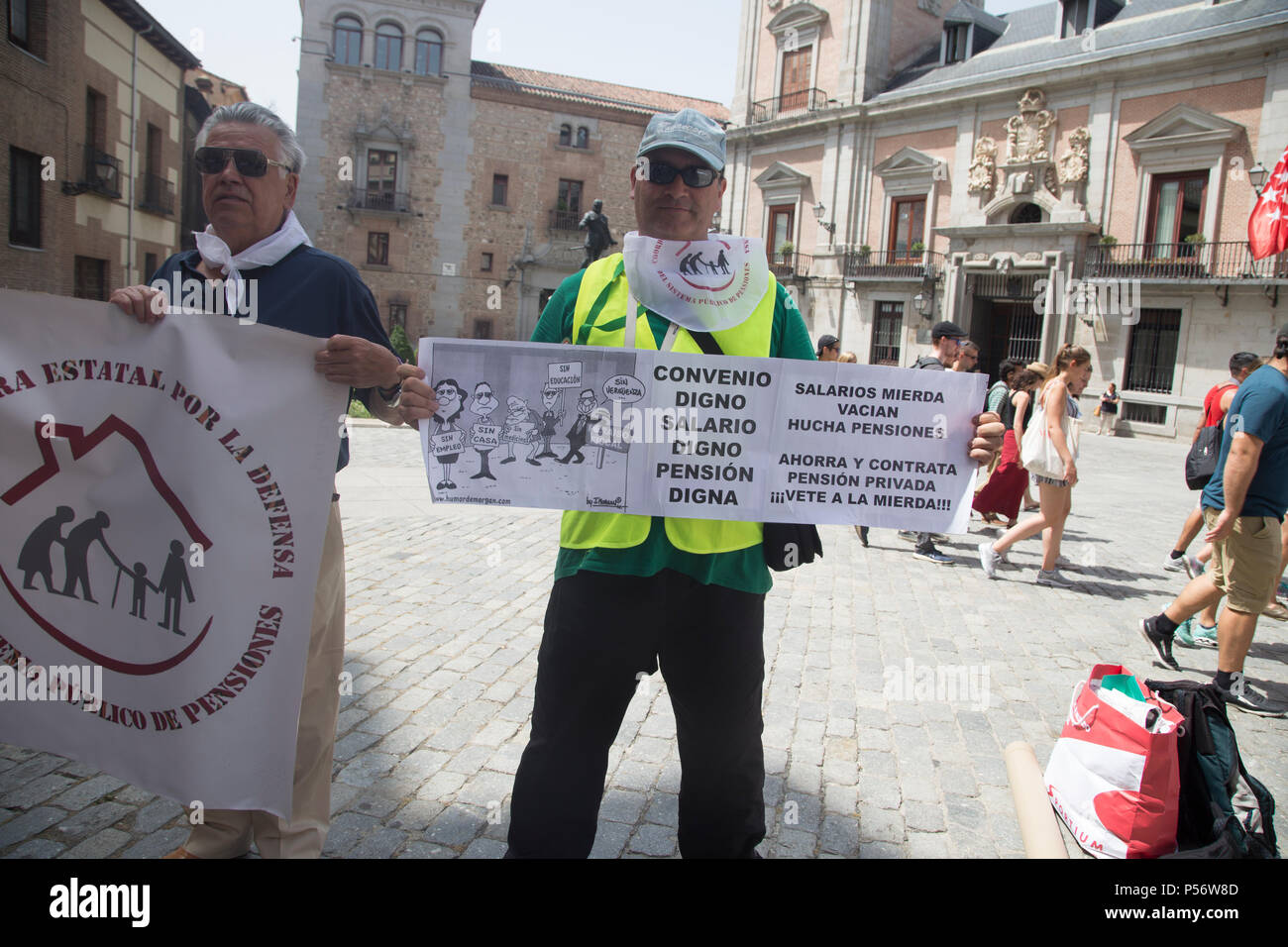 Un manifestante visto tenendo un banner durante la dimostrazione. I pensionati di Madrid prendere la strada in una manifestazione di protesta per chiedere la pensione statale di essere aumentato per tenere il passo di inflazione e per garantire il livello di vita decoroso per i pensionati. Foto Stock