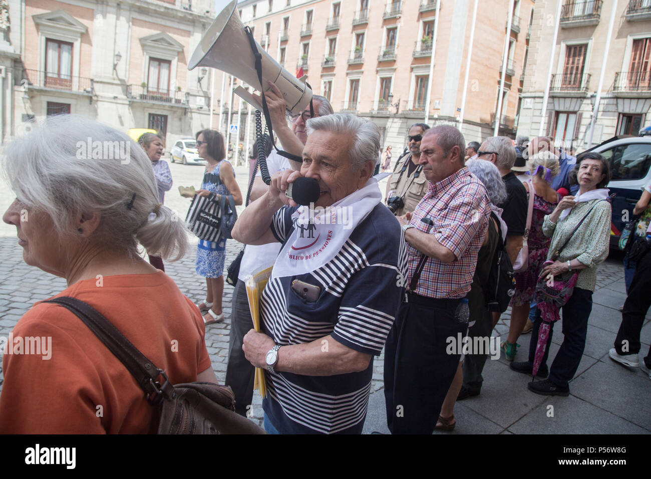 I pensionati visto durante la dimostrazione. I pensionati di Madrid prendere la strada in una manifestazione di protesta per chiedere la pensione statale di essere aumentato per tenere il passo di inflazione e per garantire il livello di vita decoroso per i pensionati. Foto Stock