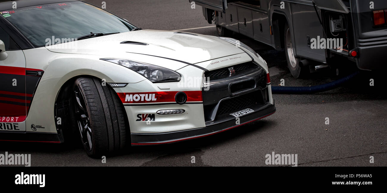 Un bianco e rosso modificato Nissan GTR auto sportiva Foto Stock