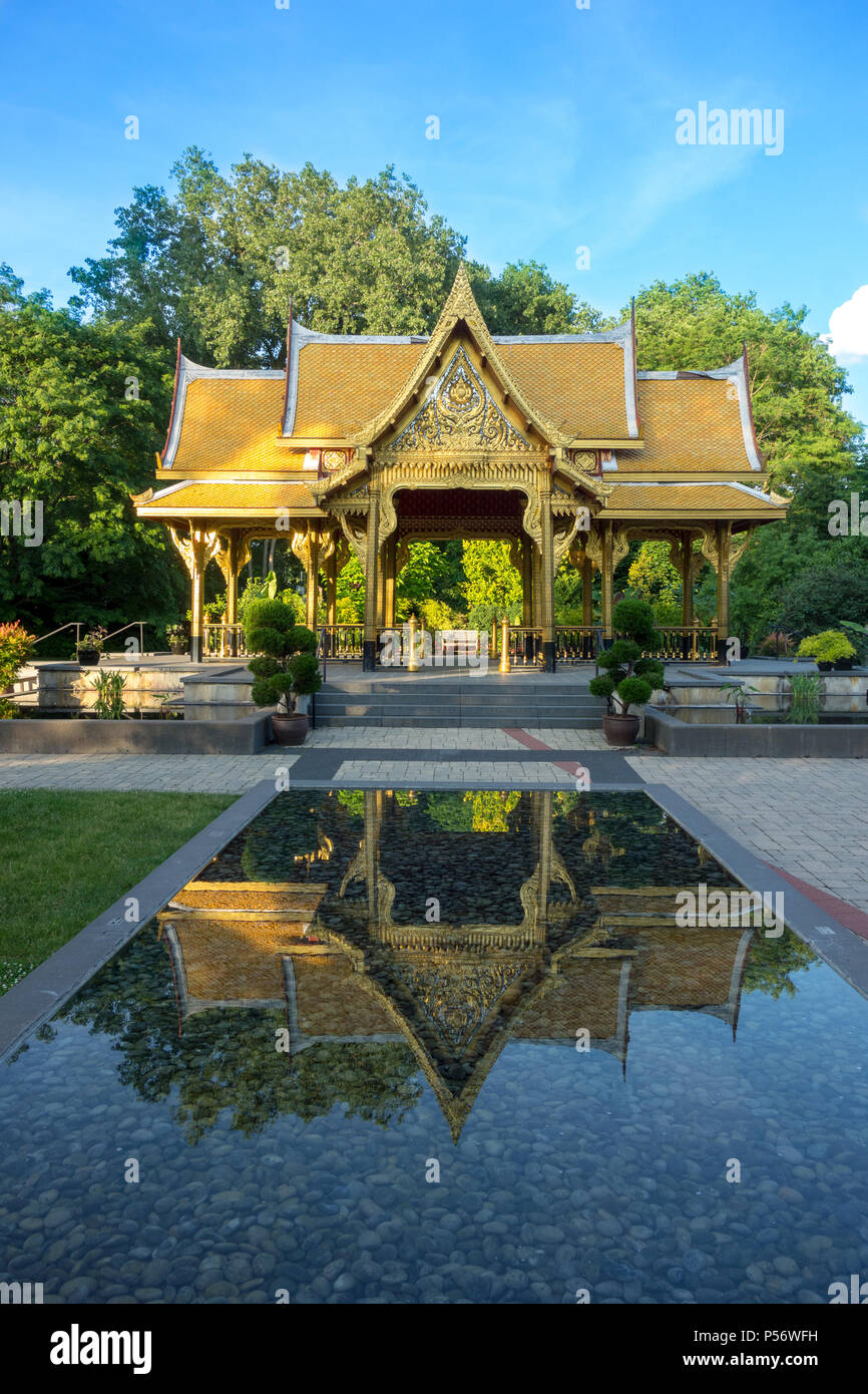 Bella tranquilla padiglione Thailandese e riflettendo in piscina a Olbrich Giardini Botanici di Madison, Wisconsin Foto Stock