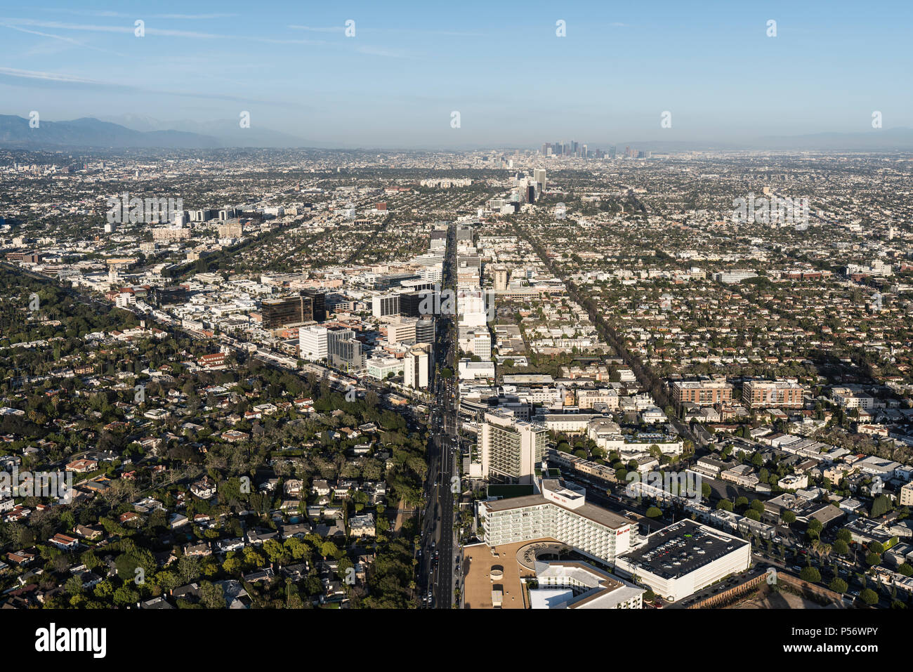 Beverly Hills, in California, Stati Uniti d'America - 18 Aprile 2018: vista aerea verso il Wilshire Bl e Santa Monica Blvd con la Downtown in background. Foto Stock