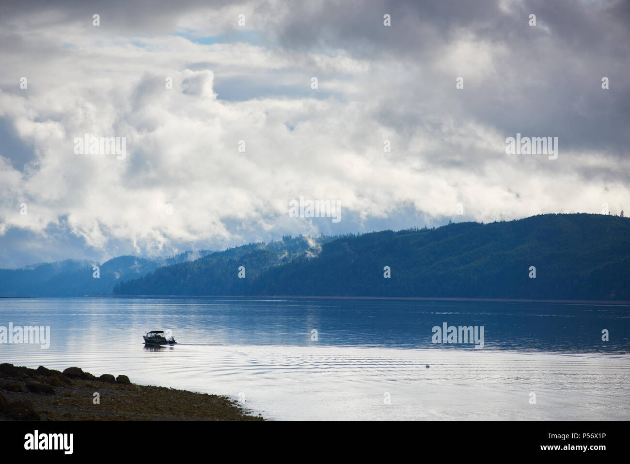 Una barca da pesca rubrica home sul cofano Canal, Washington Foto Stock