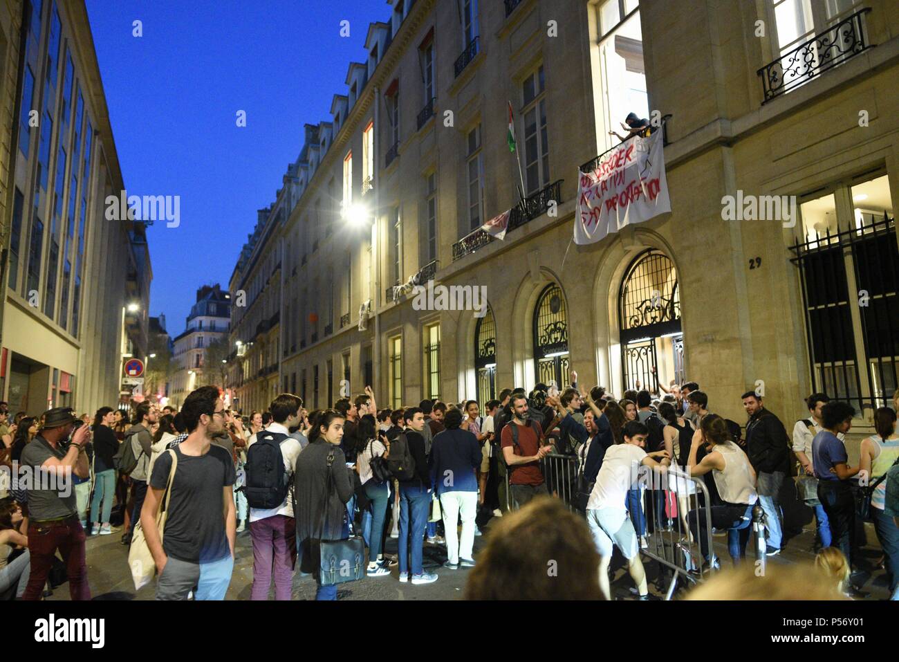 Aprile 19, 2018 - Parigi, Francia: gli studenti si riuniscono in assemblea generale a Sciences Po. Non c'era abbastanza spazio per tutti gli studenti e molti hanno dovuto attendere all'esterno. Sciences Po, una scuola di elite dal quale presidente Emmanuel Macron graduata, viene bloccato da studenti contrari al governo della politica dell'istruzione. Des etudiants se rassemblent a l'exterieur de Sciences Po tandis qu'l' interieur se tient une assemblee generale qui reconduit le blocage de l'Ecole. *** Nessuna vendita A MEDIA FRANCESI *** Foto Stock