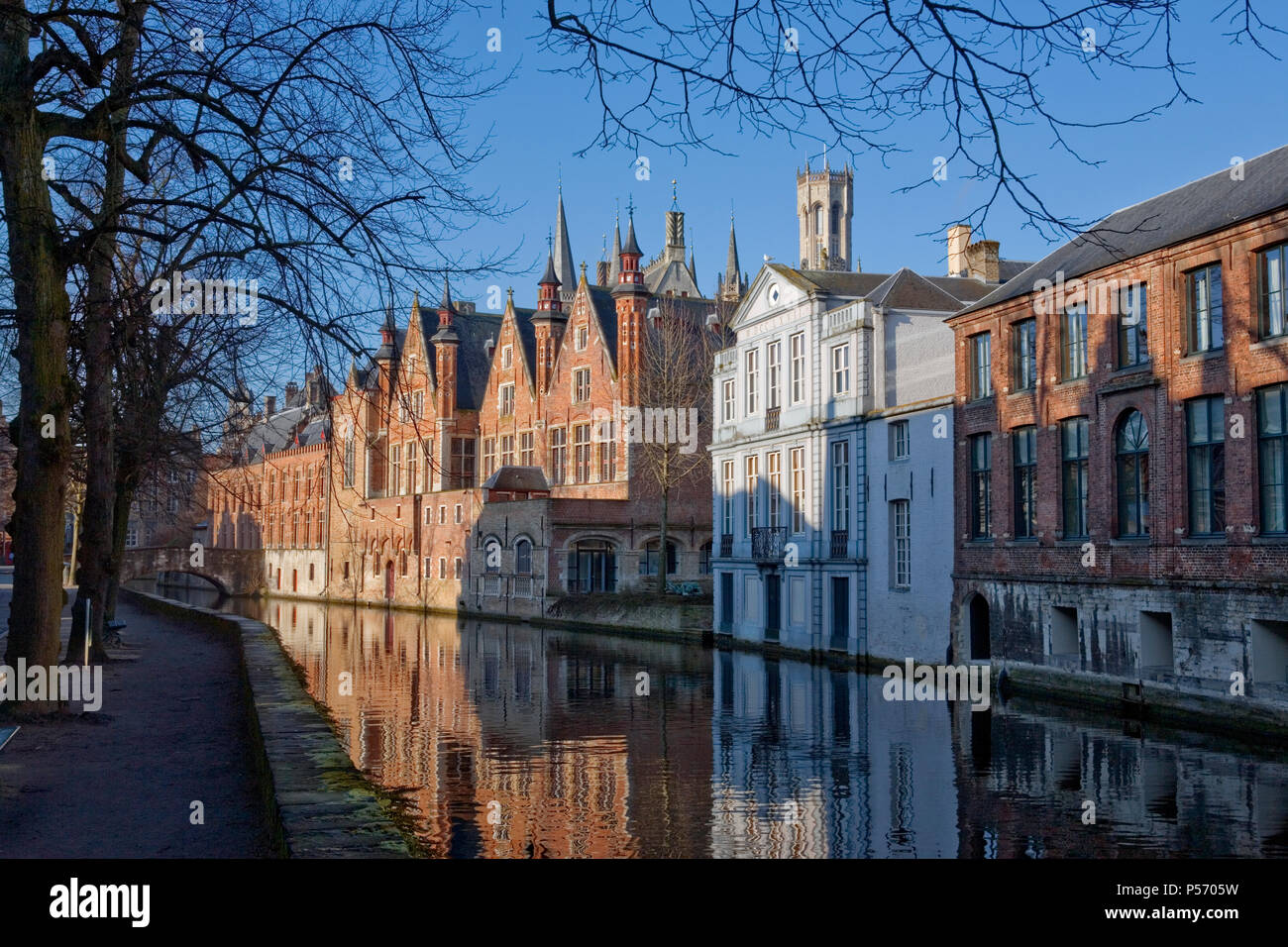 Vista lungo il canale Groenerei da Steenhouwersdijk, Brugge, Belgio, verso il centro della città: Palazzo della libertà di Bruges & Huize De Caese Foto Stock