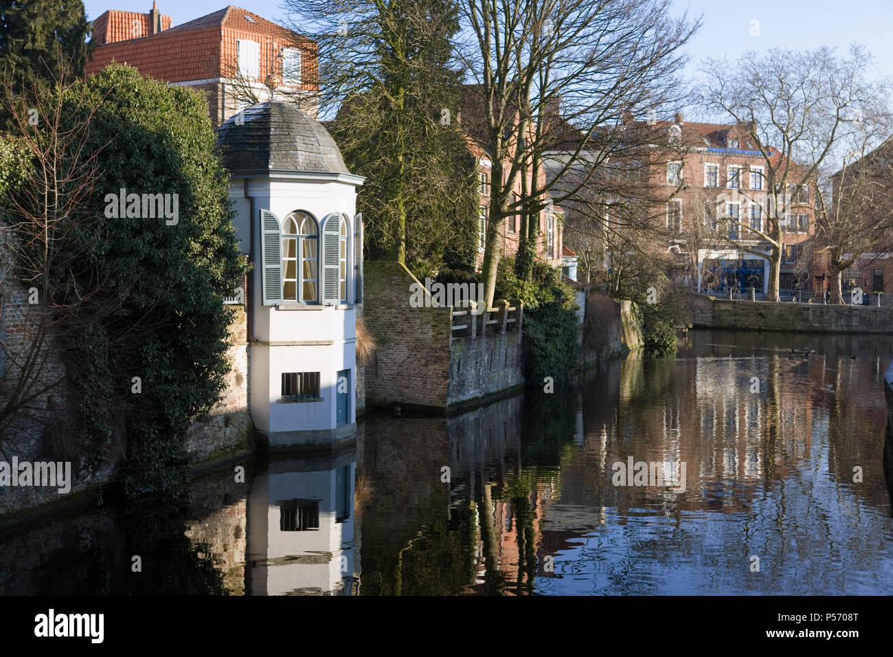 Grazioso e piccolo ottagonale casa estiva dal canal, Groenerei, Brugge, Belgio in inverno il sole Foto Stock