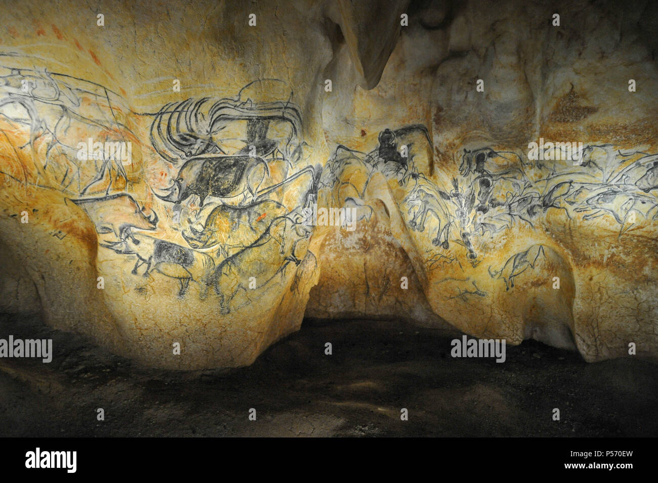 8 aprile 2015 - Vallon Pont d'Arc, Francia: visita del Pont dÕArc Cavern, una vera e propria vita replica della grotta Chauvet, che include decine di opere e dipinti realizzati da età della pietra gli esseri umani alcuni 36.000 anni fa. La Caverne du Pont d'Arc est la replique en taille reelle de la Grotte Chauvet, sito delle Nazioni Unite UNESCO nome pour ses dessins impressionnants prehistoriques. *** Nessuna vendita A MEDIA FRANCESI *** Foto Stock