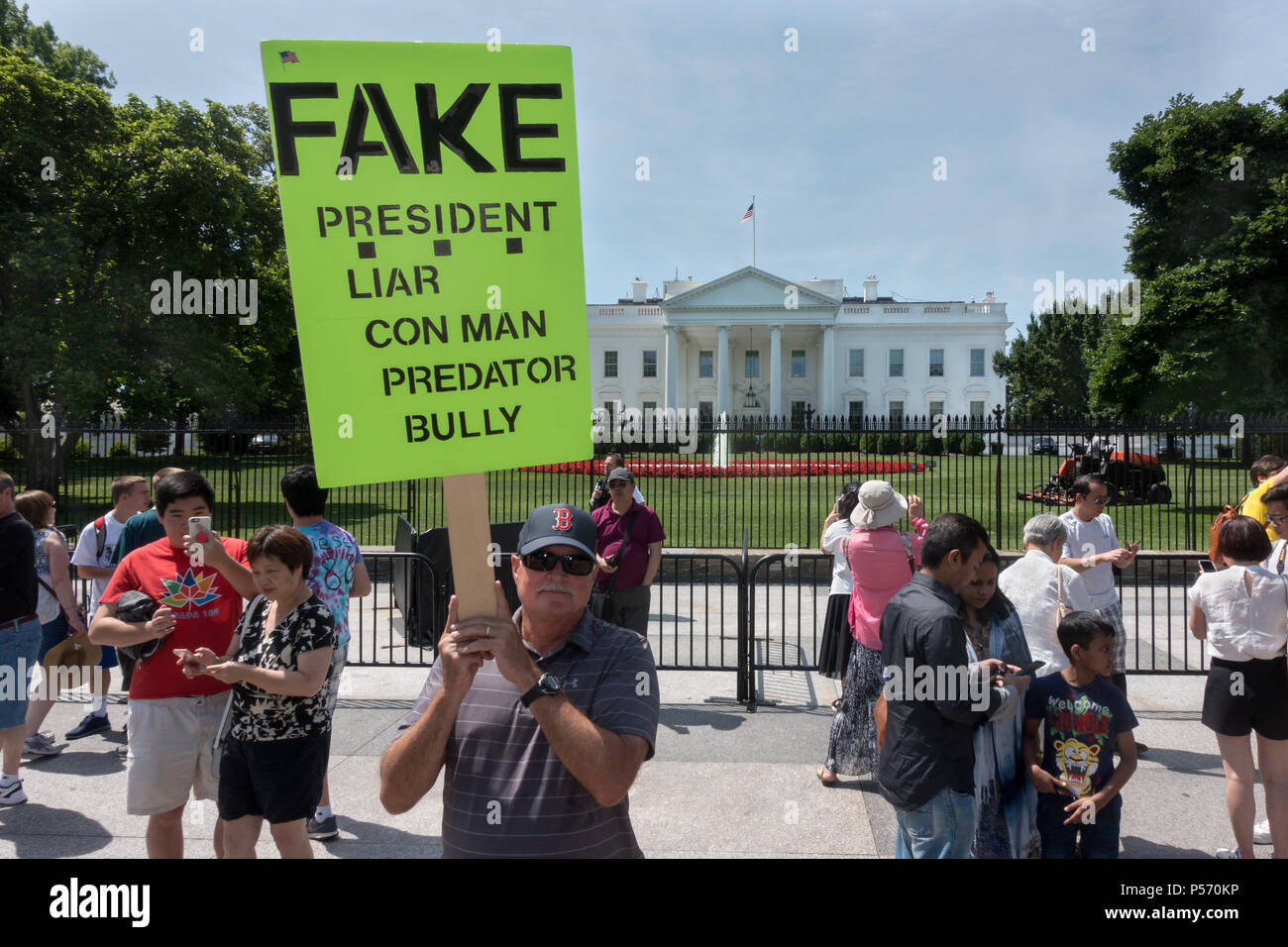 Anti-Trump picchetto alla Casa Bianca; targhetta indicante il Presidente Trump's caratteristiche: bugiardo, con l'uomo, predator, bully. Giugno 25, 2017. I turisti nelle vicinanze Foto Stock