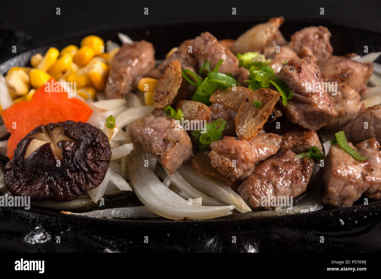 Sizzling carni bovine,carne di manzo servita su sfrigolanti piastra di ferro Foto Stock