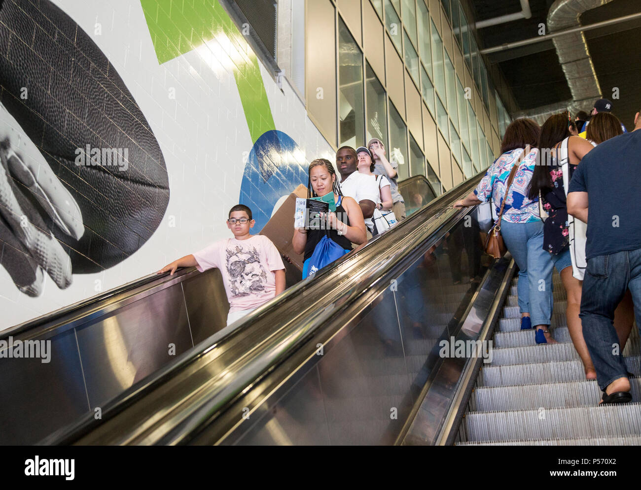 Persone su una scala mobile e scale a MetLife Stadium di East Rutherford, NJ Foto Stock
