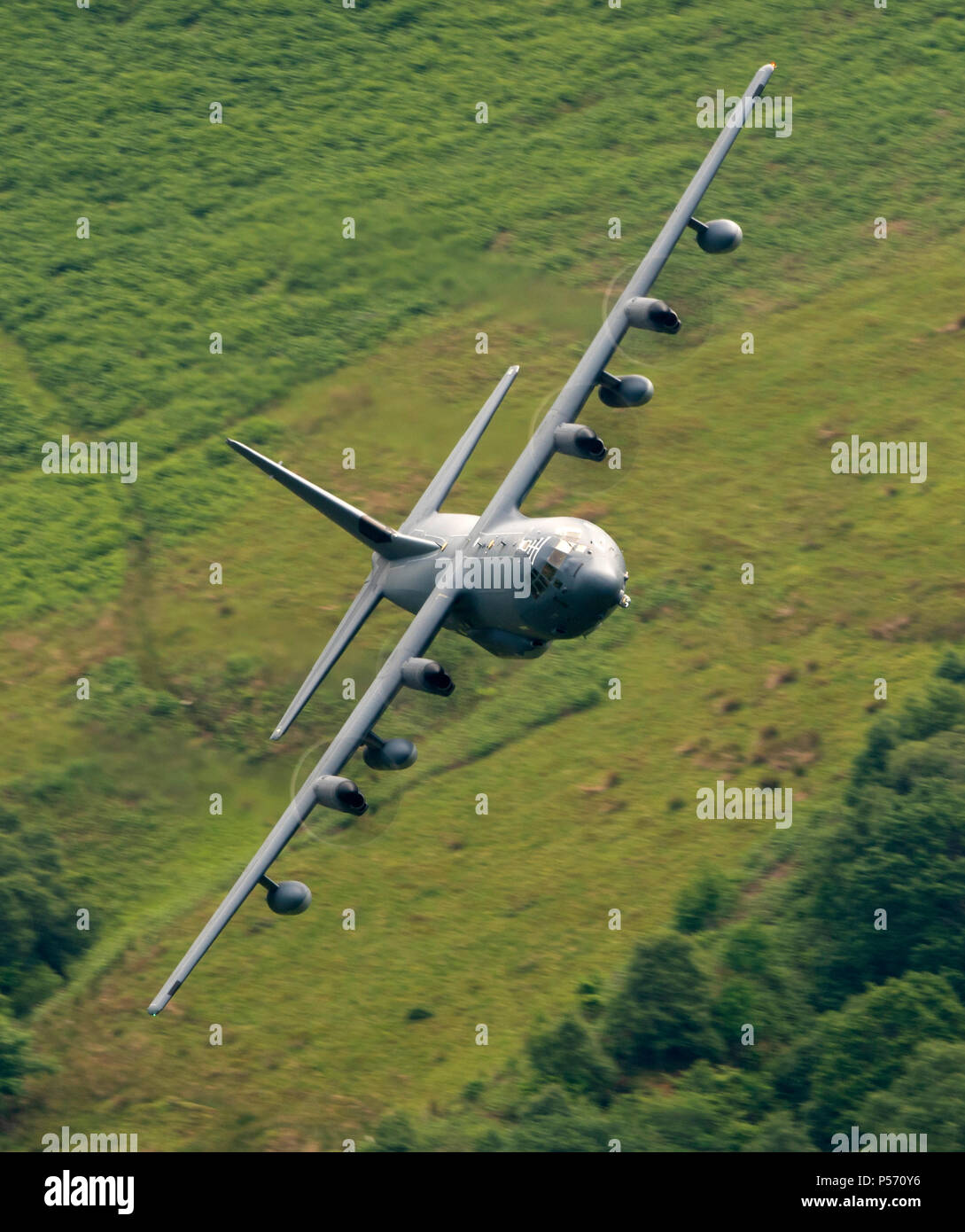 C130J USAF volare basso livello in mach area del ciclo del Galles (LFA7, bassa battenti area 7) nelle vicinanze del Snowdonia Foto Stock