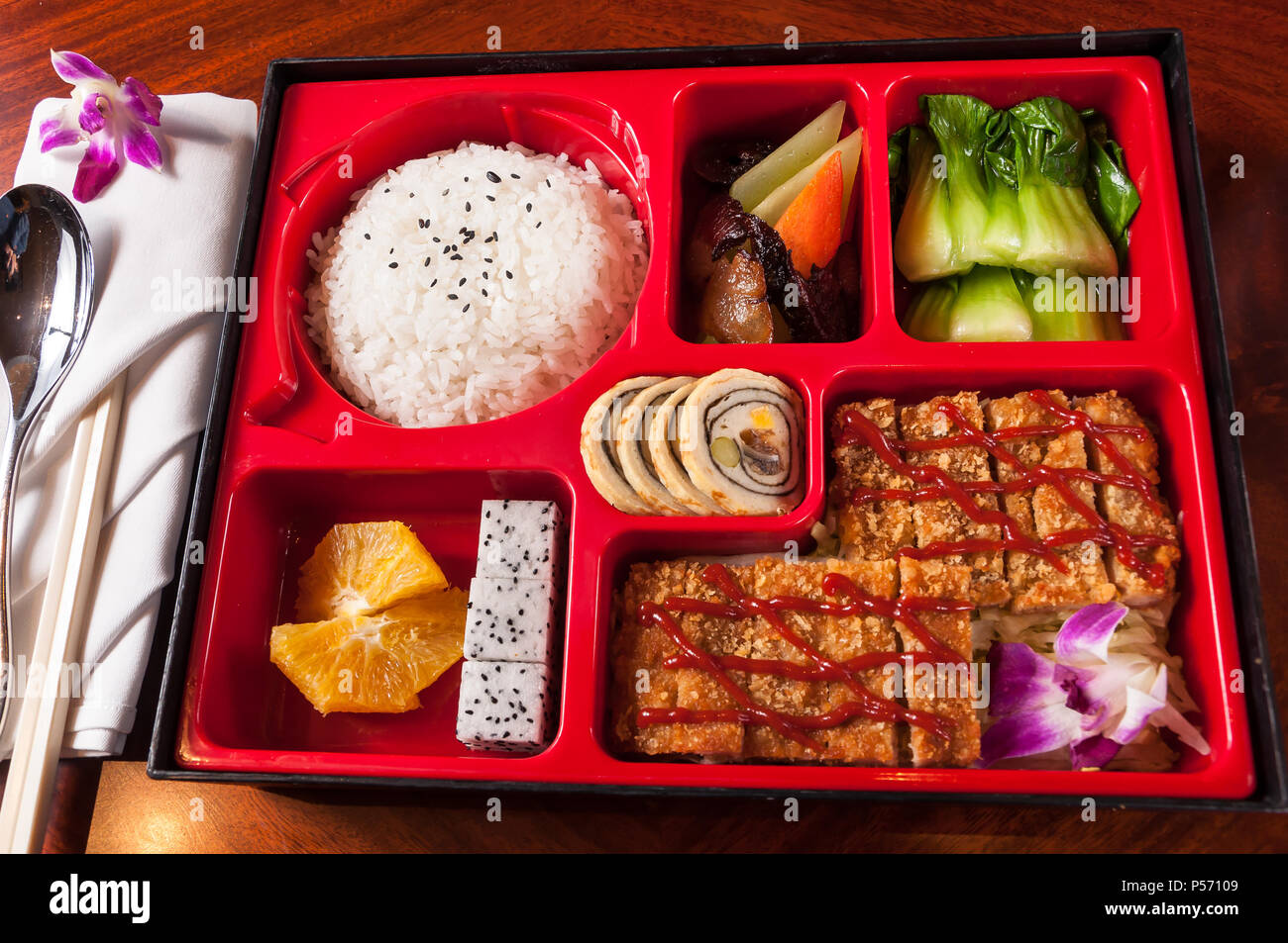 Bento box giapponese con polpette, salsiccia e verdure Foto stock - Alamy