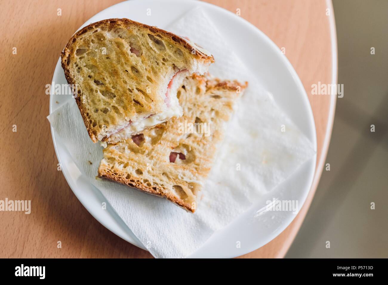 Home reso toast con formaggio e prosciutto già morso Foto Stock