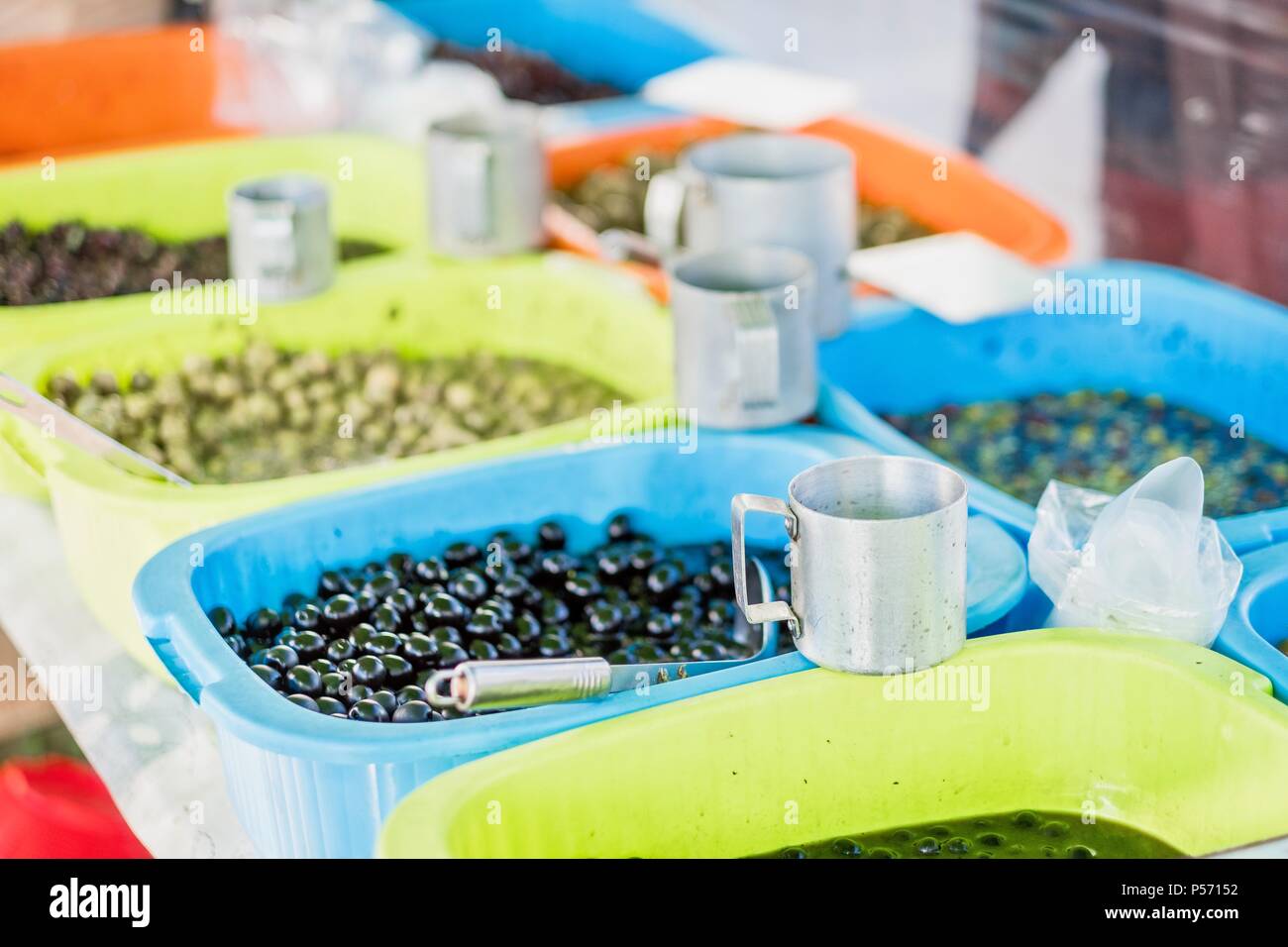 Varietà di verde e nero Olive Condite per vendere al mercato all'aperto Foto Stock