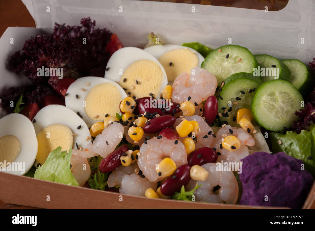 Gamberetti Insalata di carne nella scatola di imballaggio Foto Stock