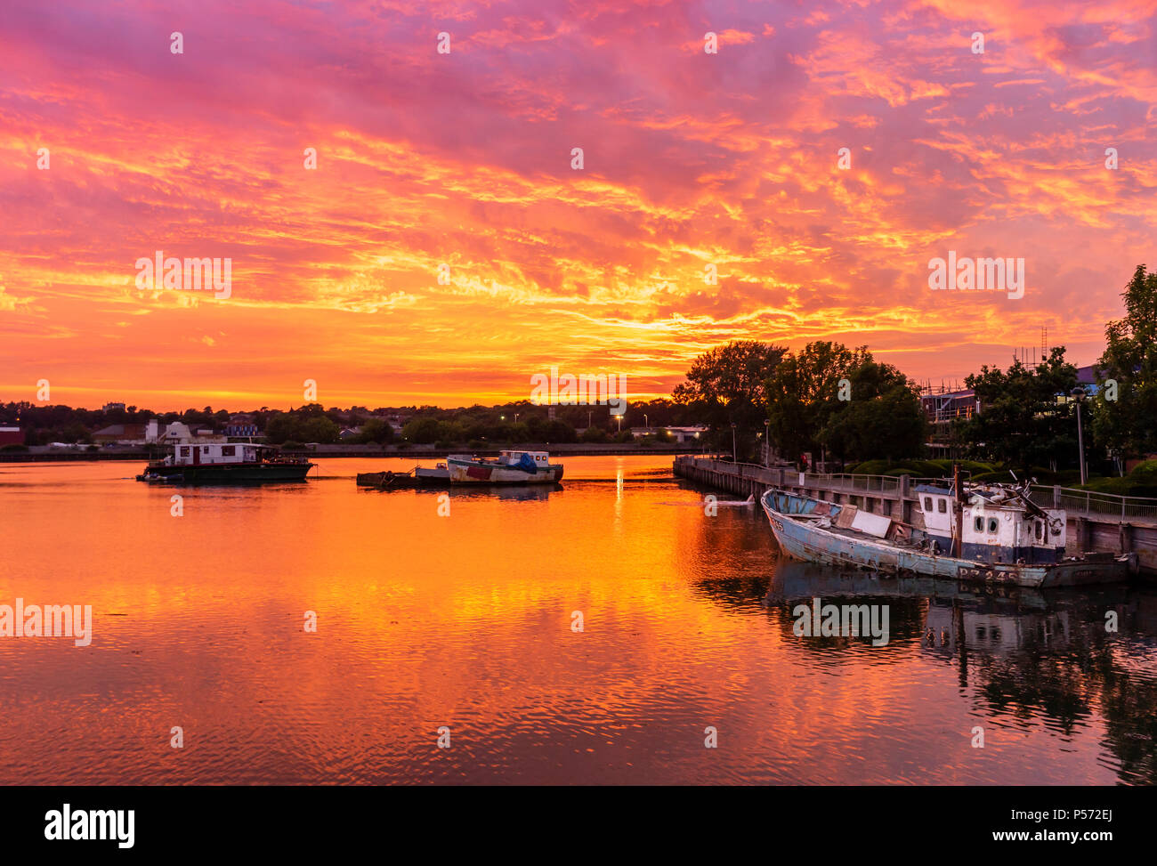 Spettacolare Golden Sunset over Itchen nel fiume Northam, Southampton, England, Regno Unito Foto Stock