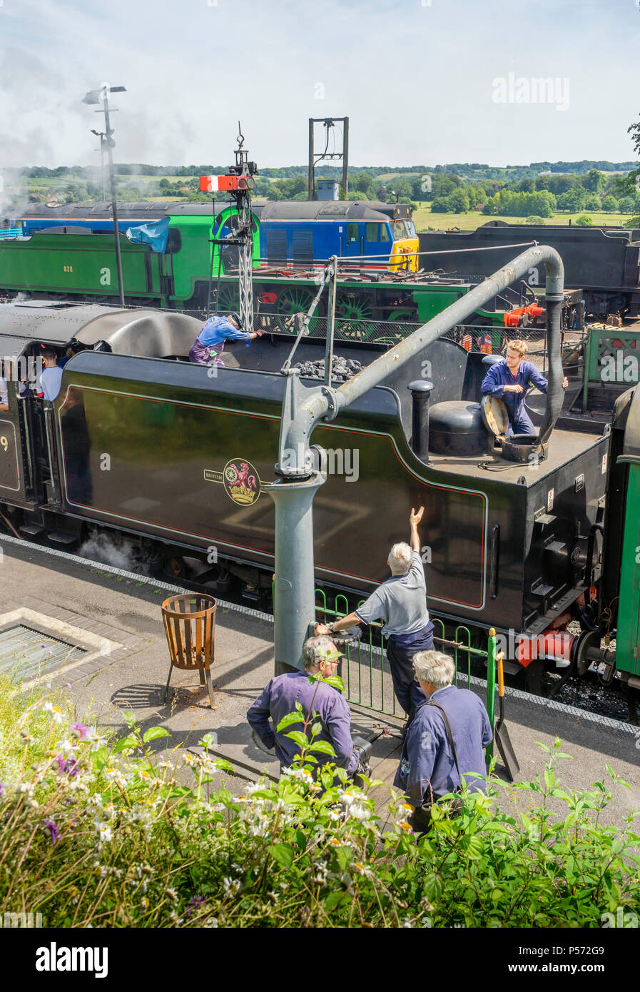 Metà Hants Railway Stanier nera 5 No.45379 locomotiva di patrimonio Ropley ferrovia stazione ferroviaria sulla linea di crescione in Hampshire 2018, Inghilterra, Regno Unito Foto Stock