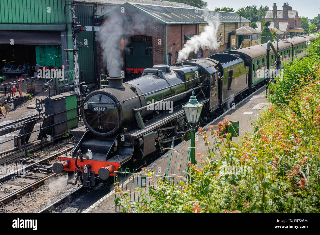 Metà Hants Railway Stanier nera 5 No.45379 locomotiva di patrimonio Ropley ferrovia stazione ferroviaria sulla linea di crescione in Hampshire 2018, Inghilterra, Regno Unito Foto Stock