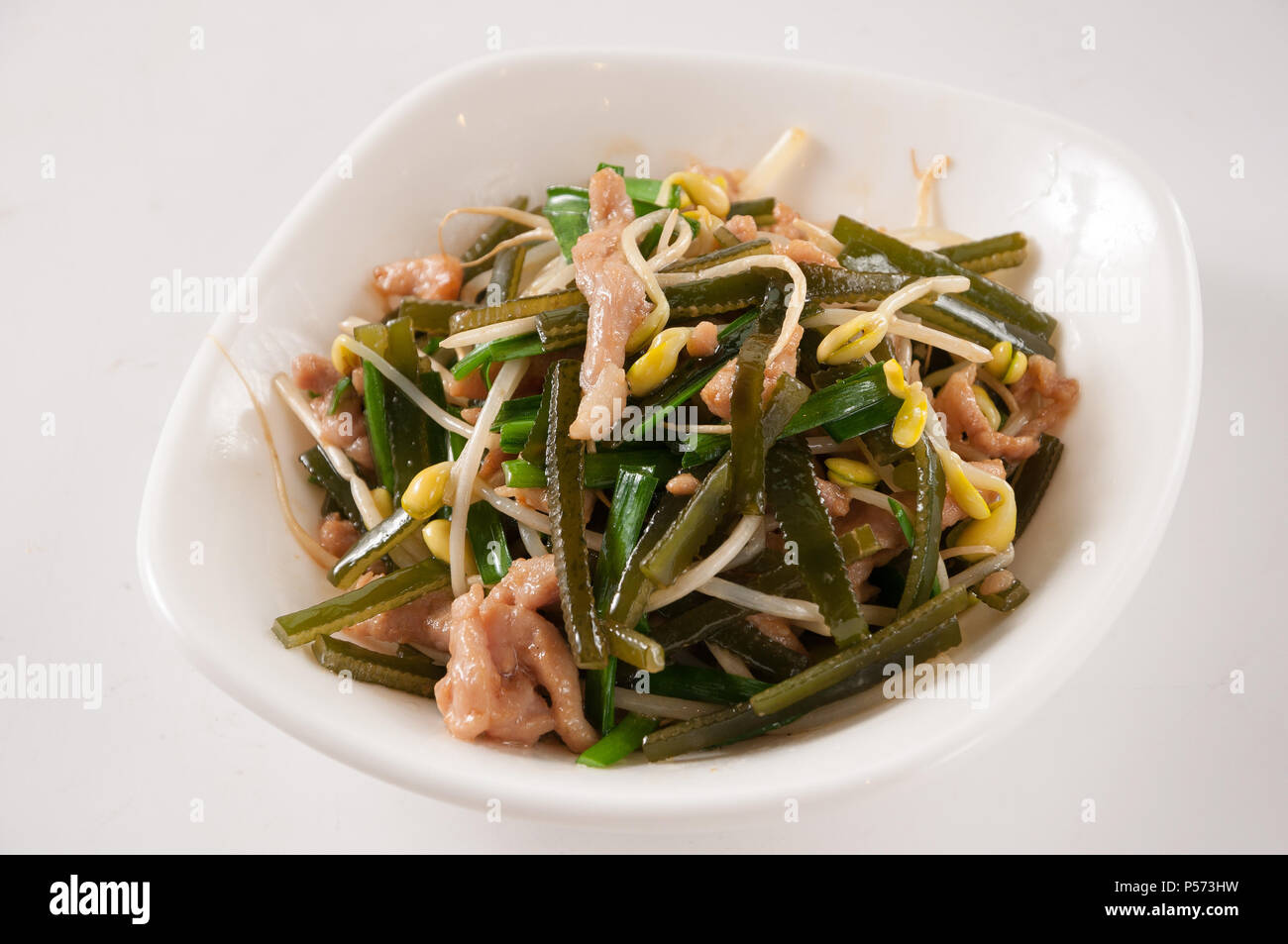 Fritti di carne di maiale tagliuzzato con kelp ,di germogli di soia e porri Foto Stock