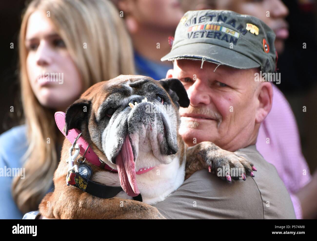 New York, NY, STATI UNITI D'AMERICA. Il 25 giugno, 2018. Zsa Zsa, i mondi più brutto cane, appare sulla Today Show. Zsa Zsa il 9 anno vecchio inglese Bull cane e i suoi proprietari, Megan e Jesse Brainard battere 13 altri concorrenti per portare a casa un trofeo e un $1.500 verificare in corrispondenza del sabato della concorrenza. fuori e circa per celebrità Candids - MON, New York, NY Giugno 25, 2018. Credito: Derek Storm/Everett raccolta/Alamy Live News Foto Stock New York, NY, STATI UNITI D'AMERICA. Il 25 giugno, 2018. Zsa Zsa, i mondi più brutto cane, appare sulla Today Show. Zsa Zsa il 9 anno vecchio inglese Bull cane e i suoi proprietari, Megan e Jesse Brainard battere 13 altri concorrenti per portare a casa un trofeo e un $1.500 verificare in corrispondenza del sabato della concorrenza. fuori e circa per celebrità Candids - MON, New York, NY Giugno 25, 2018. Credito: Derek Storm/Everett raccolta/Alamy Live News Foto Stock