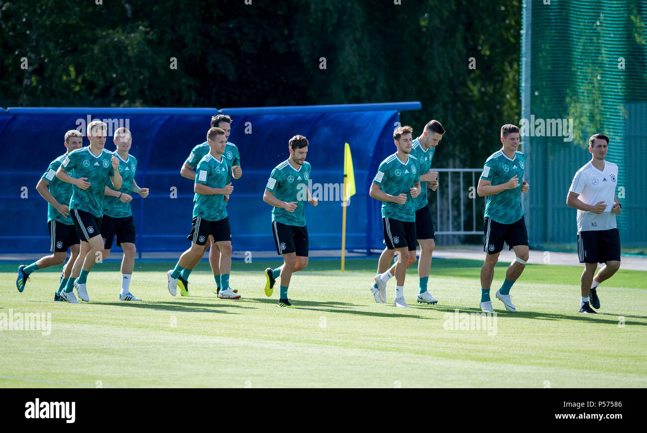 Vatutinki, Russland. Il 25 giugno, 2018. Le Germanie giocatori riscaldarsi durante il training GES/calcio/World Championship 2018 Russia: Pratica DFB Mosca/Vatutinki, 25.06.2018 GES/Soccer/calcio/Coppa del Mondo 2018 Russia: Pratica DFB, Mosca/Watutinki, Giugno 25, 2018 | Utilizzo di credito in tutto il mondo: dpa/Alamy Live News Foto Stock