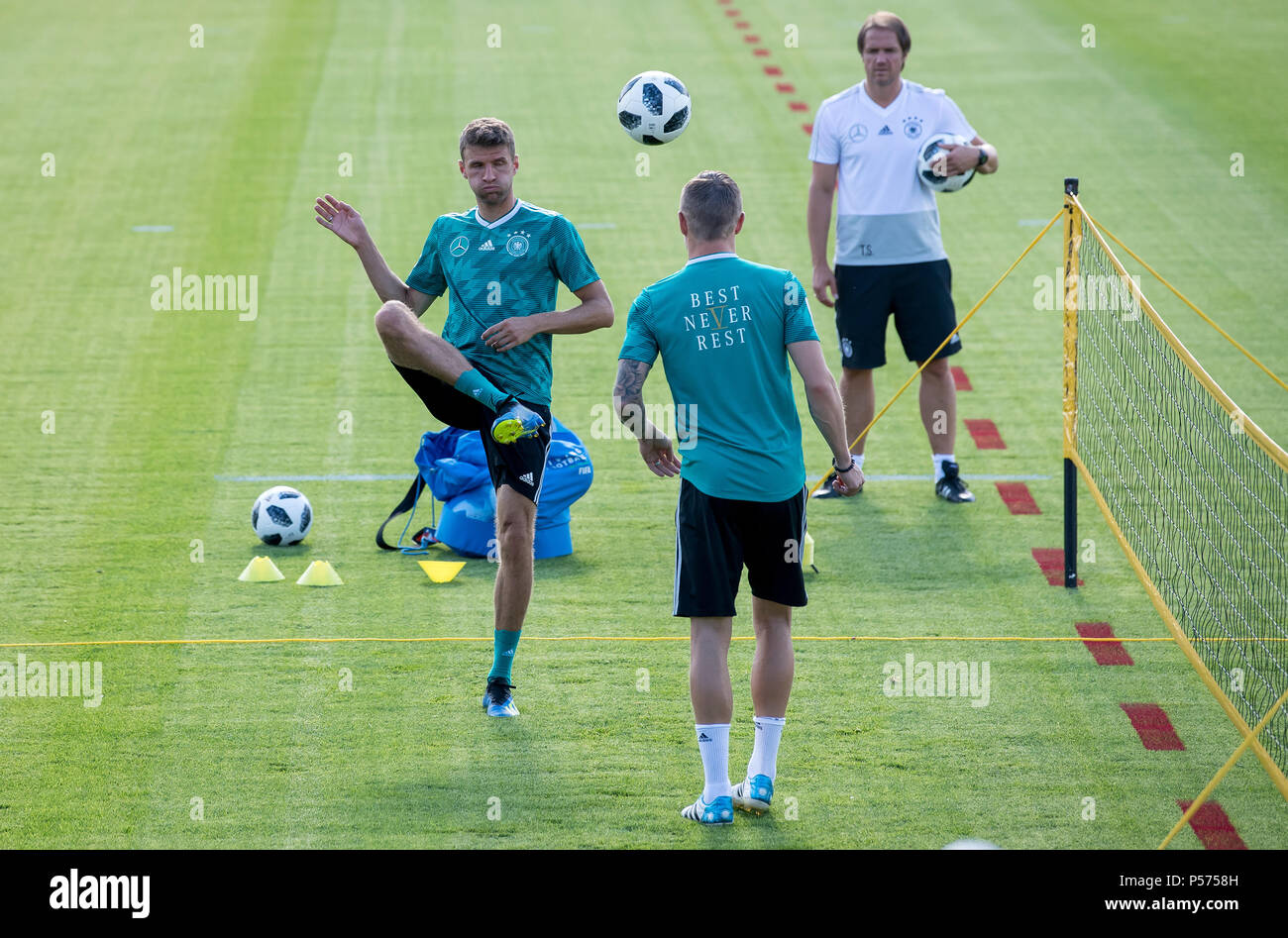 Vatutinki, Russland. Il 25 giugno, 2018. Le Germanie giocatori giocano a calcio tennis, qui Thomas Mueller, Toni Kroos e co-allenatore Thomas Schneider GES/calcio/World Cup 2018 Russia: Formazione DFB Mosca/Vatutinki, 25.06.2018 GES/Soccer/calcio/Coppa del Mondo 2018 Russia: DFB-pratica, Mosca/Watutinki, Giugno 25, 2018 | Utilizzo di credito in tutto il mondo: dpa/Alamy Live News Foto Stock