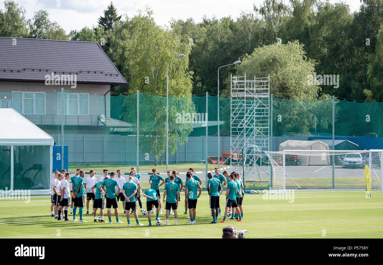 Vatutinki, Russland. Il 25 giugno, 2018. Le Germanie giocatori discutere con pullman/autobus Joachim (Jogi) Loew GES/calcio/Worldchampion 2018 Russia: Formazione DFB Mosca/Vatutinki, 25.06.2018 GES/Soccer/calcio/Coppa del Mondo 2018 Russia: DFB-pratica, Mosca/Watutinki, Giugno 25, 2018 | Utilizzo di credito in tutto il mondo: dpa/Alamy Live News Foto Stock