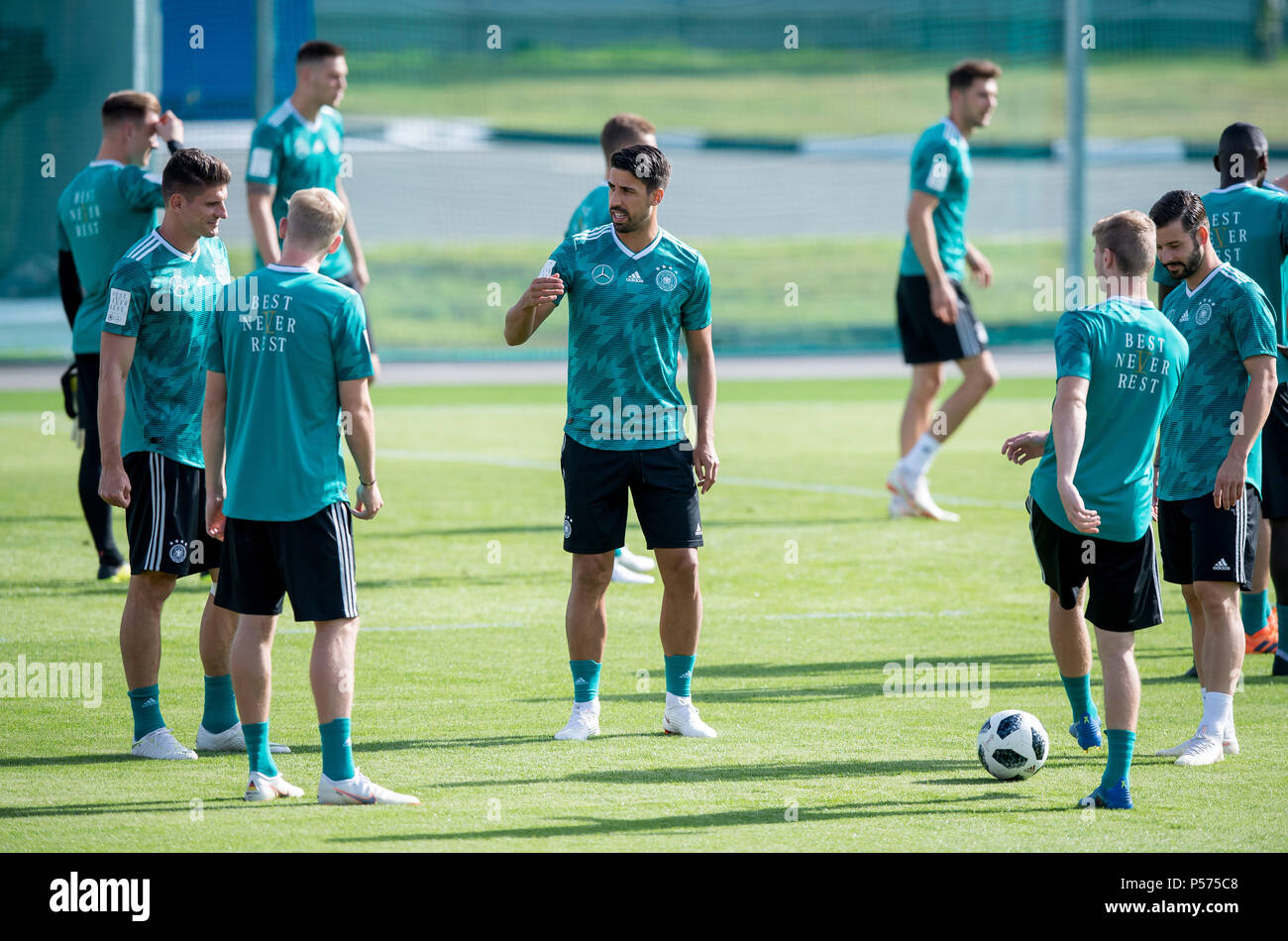 Vatutinki, Russland. Il 25 giugno, 2018. Sami Khedira (Germania) parla ai suoi giocatori GES/calcio/World Championship 2018 Russia: Pratica DFB Mosca/Vatutinki, 25.06.2018 GES/Soccer/calcio/Coppa del Mondo 2018 Russia: DFB-pratica, Mosca/Watutinki, Giugno 25, 2018 | Utilizzo di credito in tutto il mondo: dpa/Alamy Live News Foto Stock