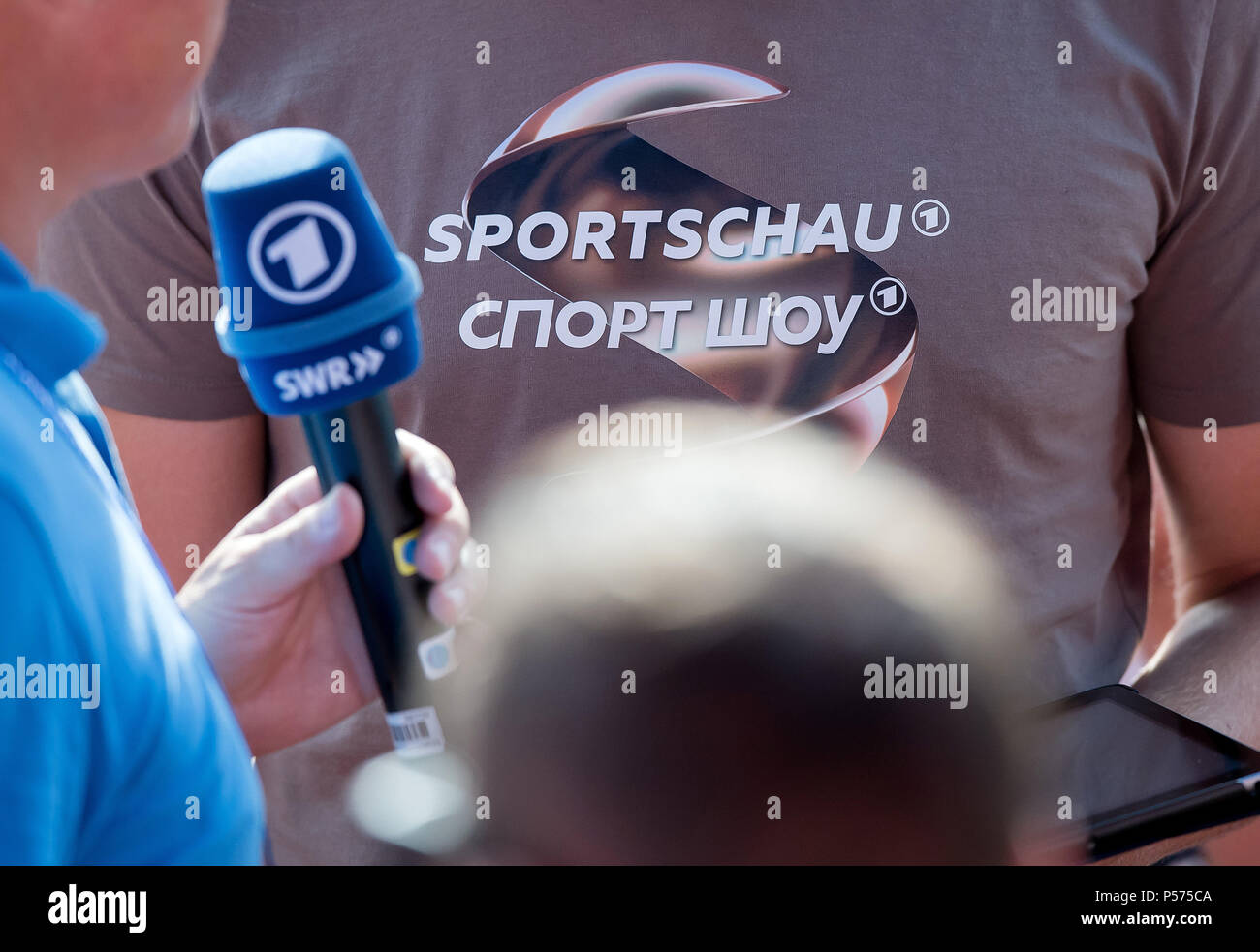 Vatutinki, Russland. Il 25 giugno, 2018. Un membro del personale dell'ARD in maglietta con il logo della sport show in tedesco ed in russo/Cirillico GES/calcio/World Cup 2018 Russia: Formazione DFB Mosca/Vatutinki, 25.06.2018 GES/Soccer/calcio/Coppa del Mondo 2018 Russia: DFB-pratica, Mosca/Watutinki, Giugno 25, 2018 | Utilizzo di credito in tutto il mondo: dpa/Alamy Live News Foto Stock
