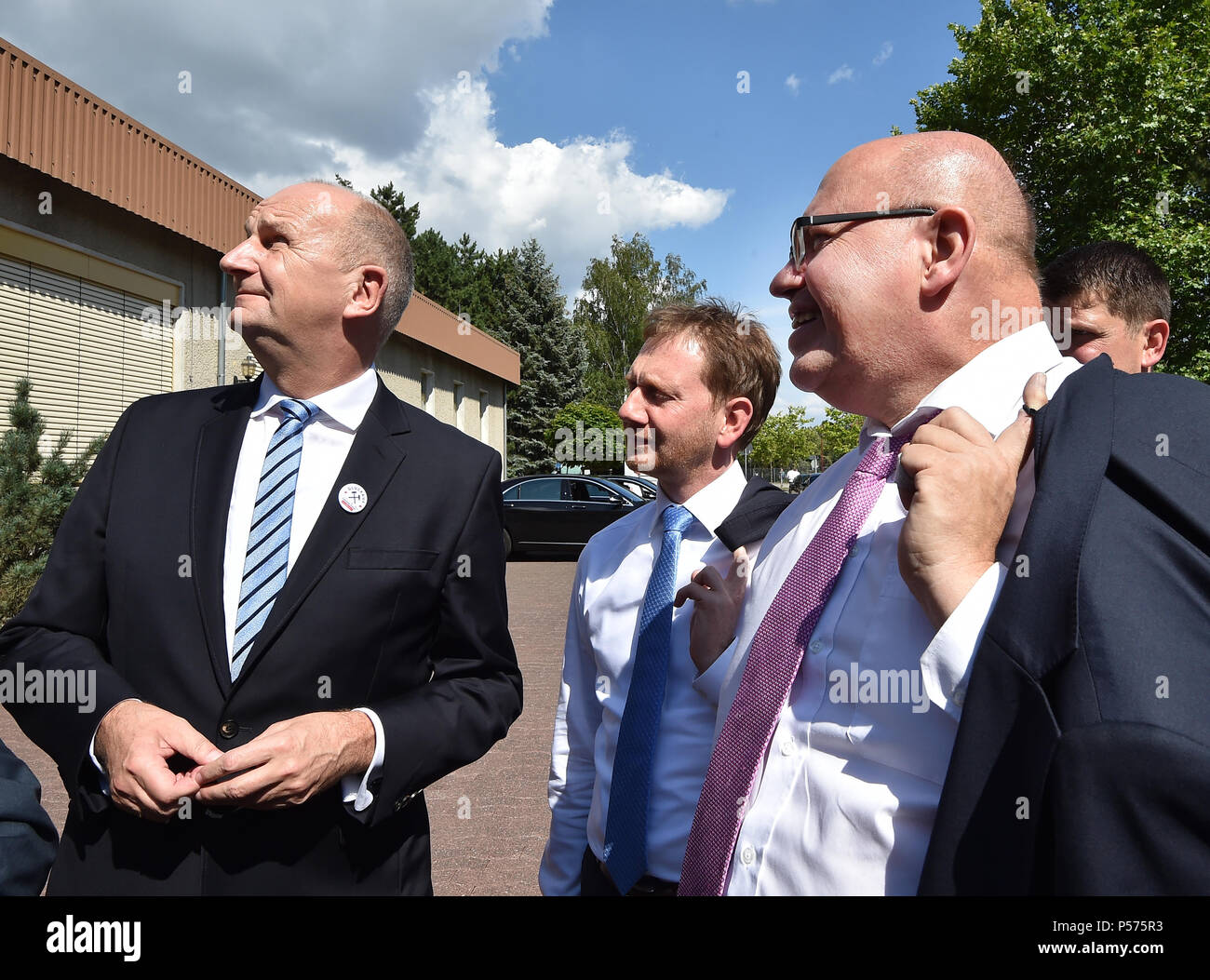 Spremberg, Germania. Il 25 giugno, 2018. Dietmar Woidke (L-R) di il Partito socialdemocratico (SPD), Premier del Land di Brandeburgo, Michael Kretschmer del cristiano Unione Democratica (CDU), Premier di Sassonia e Peter Altmaier (CDU), ministro tedesco degli Affari Economici e l'energia, guardare nella skiy prima dell'inizio del "dialogo Lausatia 2018'. L'evento serve allo stesso tempo come il kick-off per lo sviluppo di un modello per Lausatia attraverso la regione economica Lausitz GmbH. Credito: Bernd Settnik/dpa-Zentralbild/dpa/Alamy Live News Foto Stock