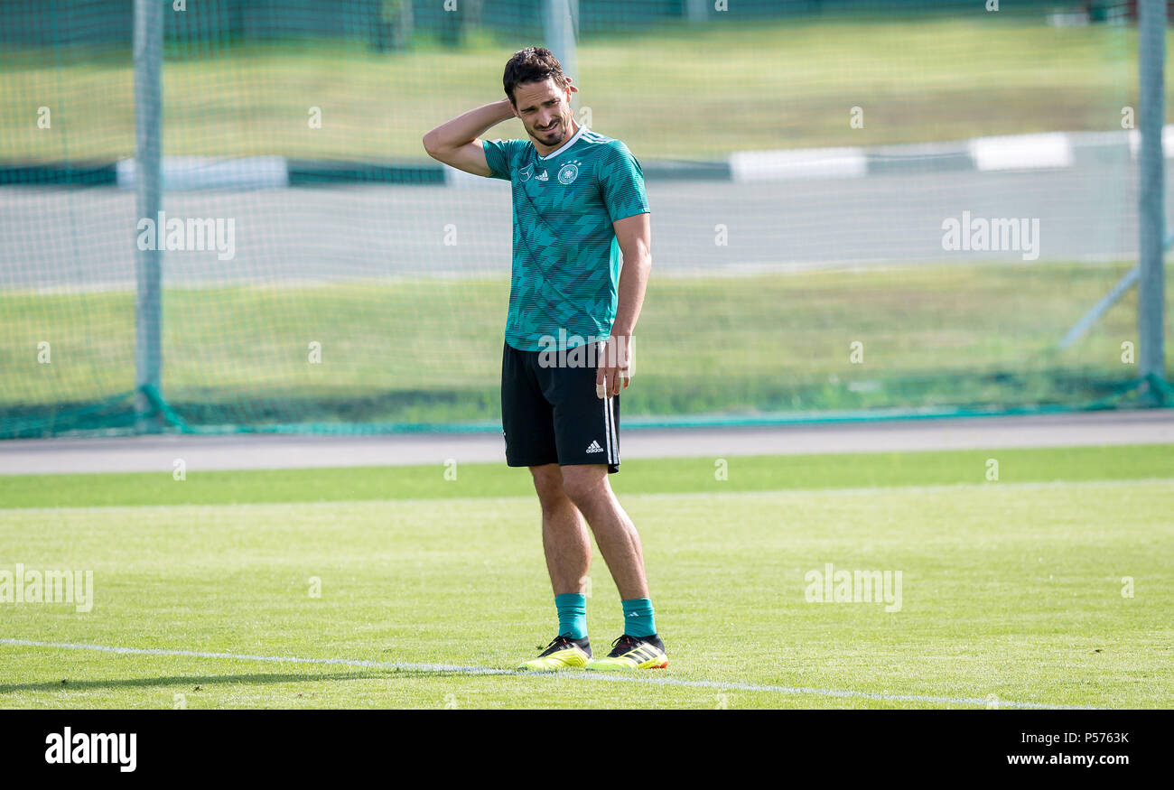 Vatutinki, Russland. Il 25 giugno, 2018. Mats Hummels (Germania) colpisce il collo GES/calcio/World Cup 2018 Russia: Pratica DFB Mosca/Vatutinki, 25.06.2018 GES/Soccer/calcio/Coppa del Mondo 2018 Russia: DFB-pratica, Mosca/Watutinki, Giugno 25, 2018 | Utilizzo di credito in tutto il mondo: dpa/Alamy Live News Foto Stock