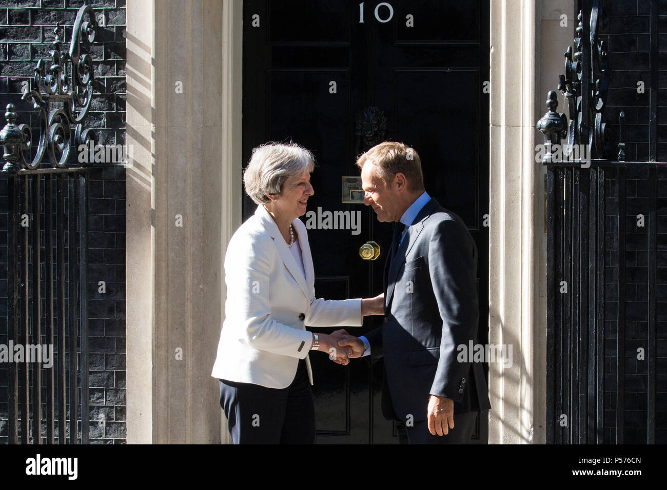 Londra, Regno Unito. Il 25 giugno 2018. Il primo ministro Theresa Maggio incontra Donald Tusk, Presidente del Consiglio europeo, prima di una riunione a 10 Downing Street. Credito: Mark Kerrison/Alamy Live News Foto Stock