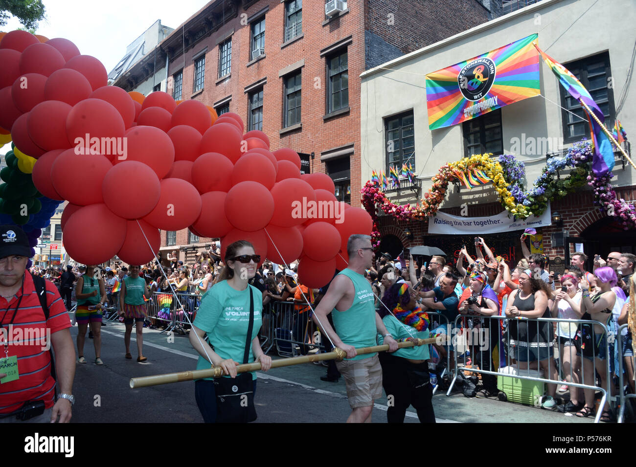 NEW YORK 24 Giugno: atmosfera arriva a NYC Pride marzo a giugno 24, 2018 a New York City. Persone: atmosfera Credito: Hoo-me.com/MediaPunch Foto Stock