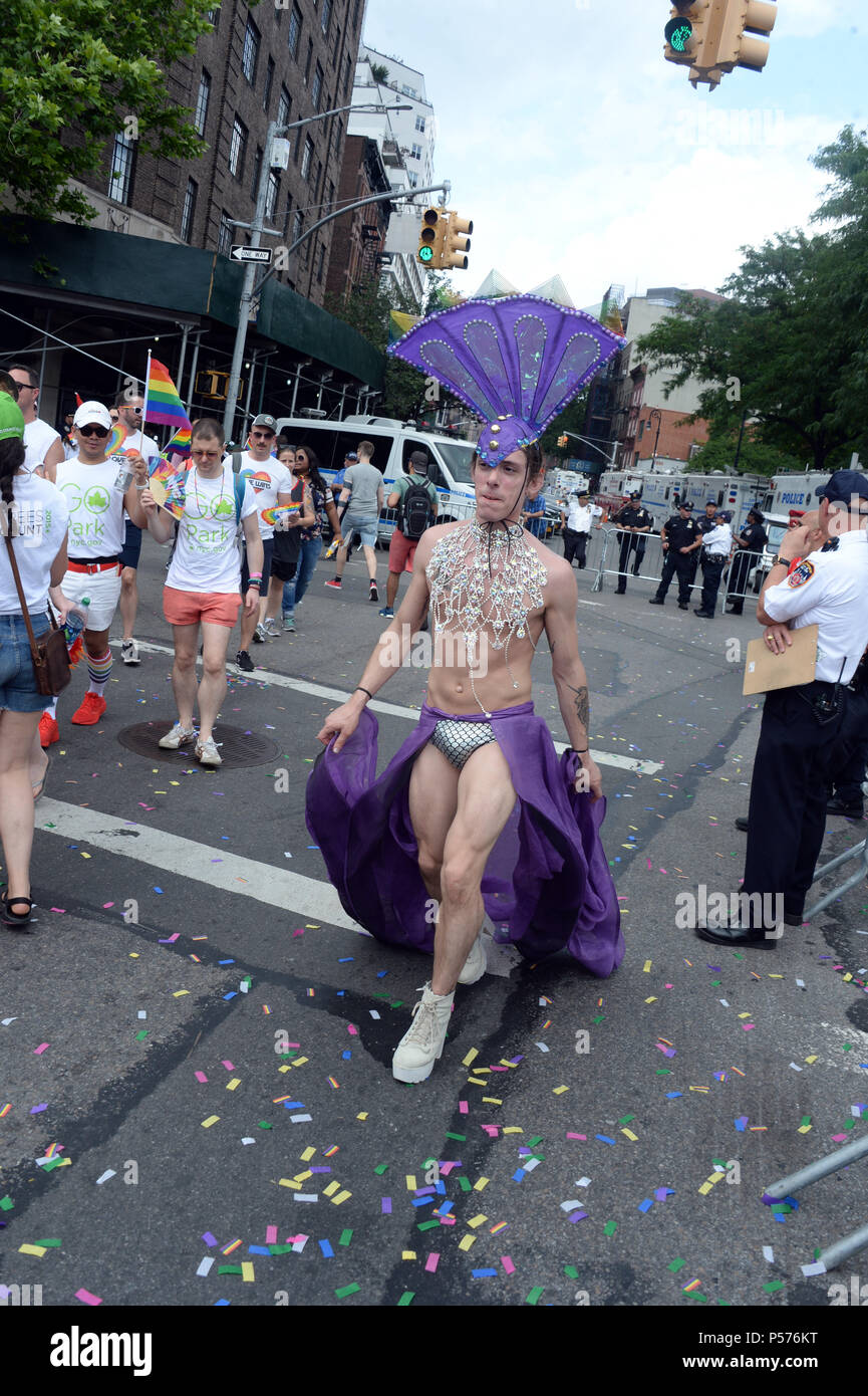 NEW YORK 24 Giugno: atmosfera arriva a NYC Pride marzo a giugno 24, 2018 a New York City. Persone: atmosfera Credito: Hoo-me.com/MediaPunch Foto Stock