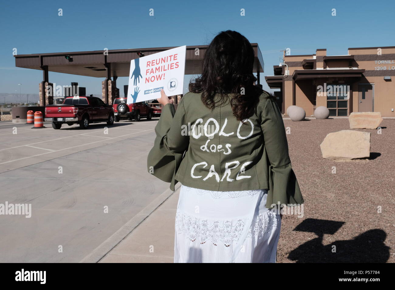 Perrnillo, Texas, Stati Uniti d'America. Il 24 giugno 2018. Crisanta Duran, altoparlante di Colorado Casa di rappresentanti si erge all'Perrnillo porto di entrata che indossa una camicia con le parole "COLO cura fa' un gioco sul messaggio sul retro della prima signora Melania Trump giacca che ha portato ad un impianto di immigrazione in McAllen, TX. Centinaia di persone si sono radunate a perrnillo, TX, la porta di entrata per protestare contro le amministrazioni Trump di tolleranza zero per quanto riguarda le politiche di immigrazione e la separazione dei bambini dai loro genitori quando sono fermato mentre entra negli Stati Uniti. (Credito Immagine: © Josh Bachman Foto Stock