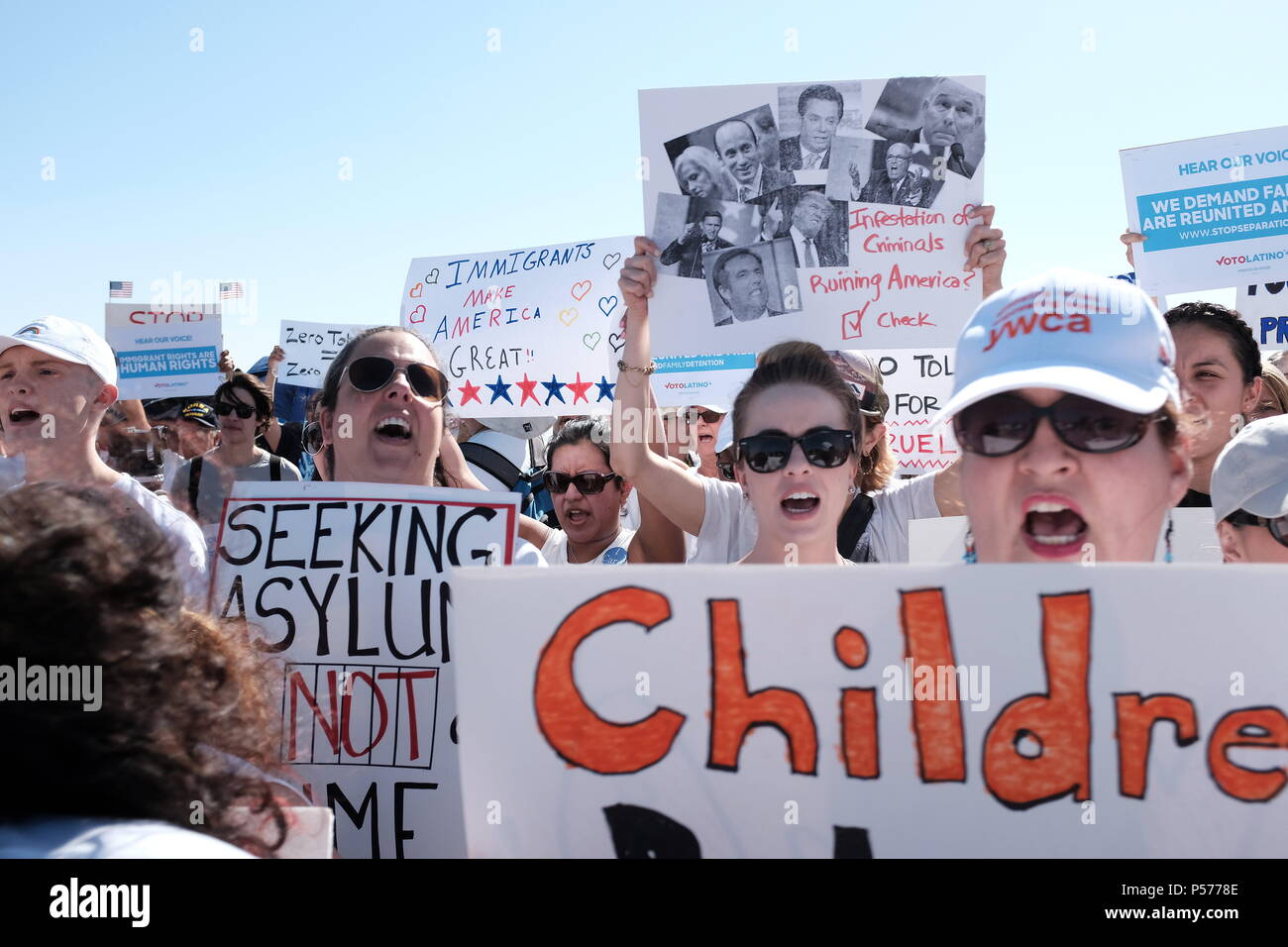 Perrnillo, Texas, Stati Uniti d'America. Il 24 giugno 2018. Centinaia di persone si sono radunate a perrnillo, TX, la porta di entrata per protestare contro le amministrazioni Trump di tolleranza zero per quanto riguarda le politiche di immigrazione e la separazione dei bambini dai loro genitori quando sono fermato mentre entra negli Stati Uniti. Credito: Josh Bachman/ZUMA filo/Alamy Live News Foto Stock