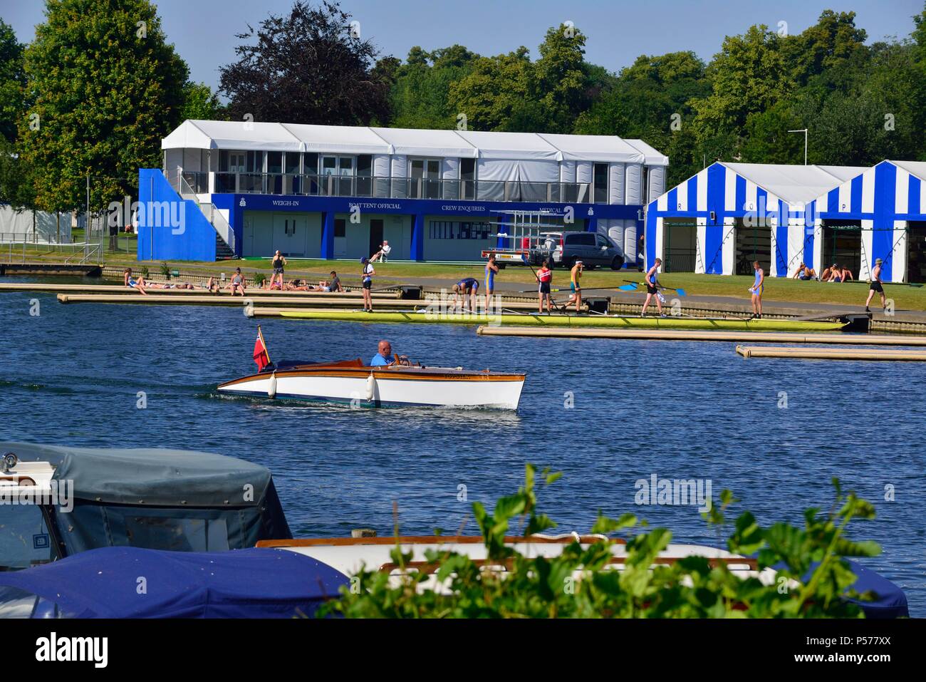 Gli equipaggi della pratica per il prossimo Henley Royal Regatta a cominciare dal 4 - 8 luglio per il terzo più importante evento in inglese sociale calendario sportivo. Foto Stock