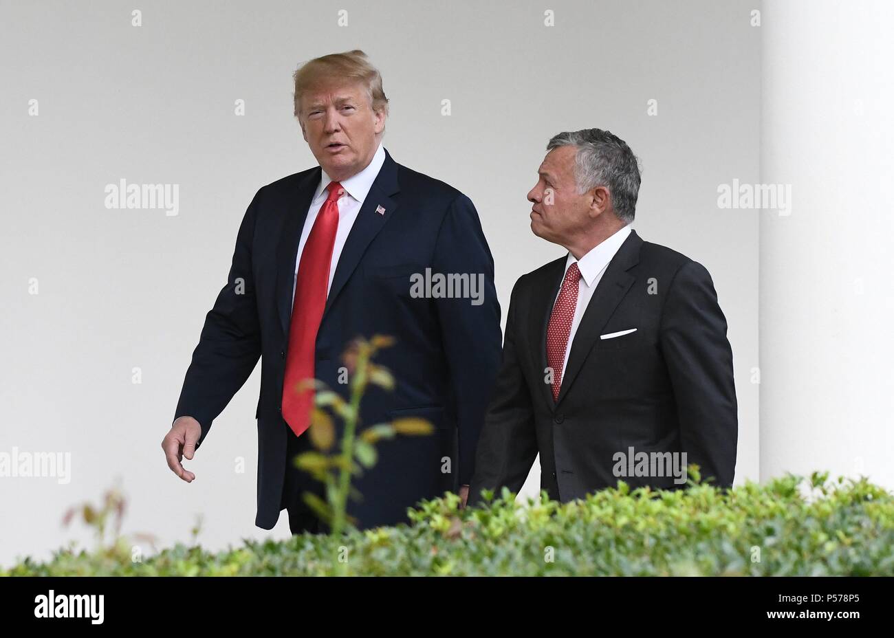 Washington, Stati Uniti d'America. Il 25 giugno, 2018. Stati Uniti Presidente Donald Trump e il re Abdullah II a piedi il colonnato della Casa Bianca il 25 giugno 2018. Credito: Olivier Douliery/Piscina via CNP | Utilizzo di credito in tutto il mondo: dpa/Alamy Live News Foto Stock