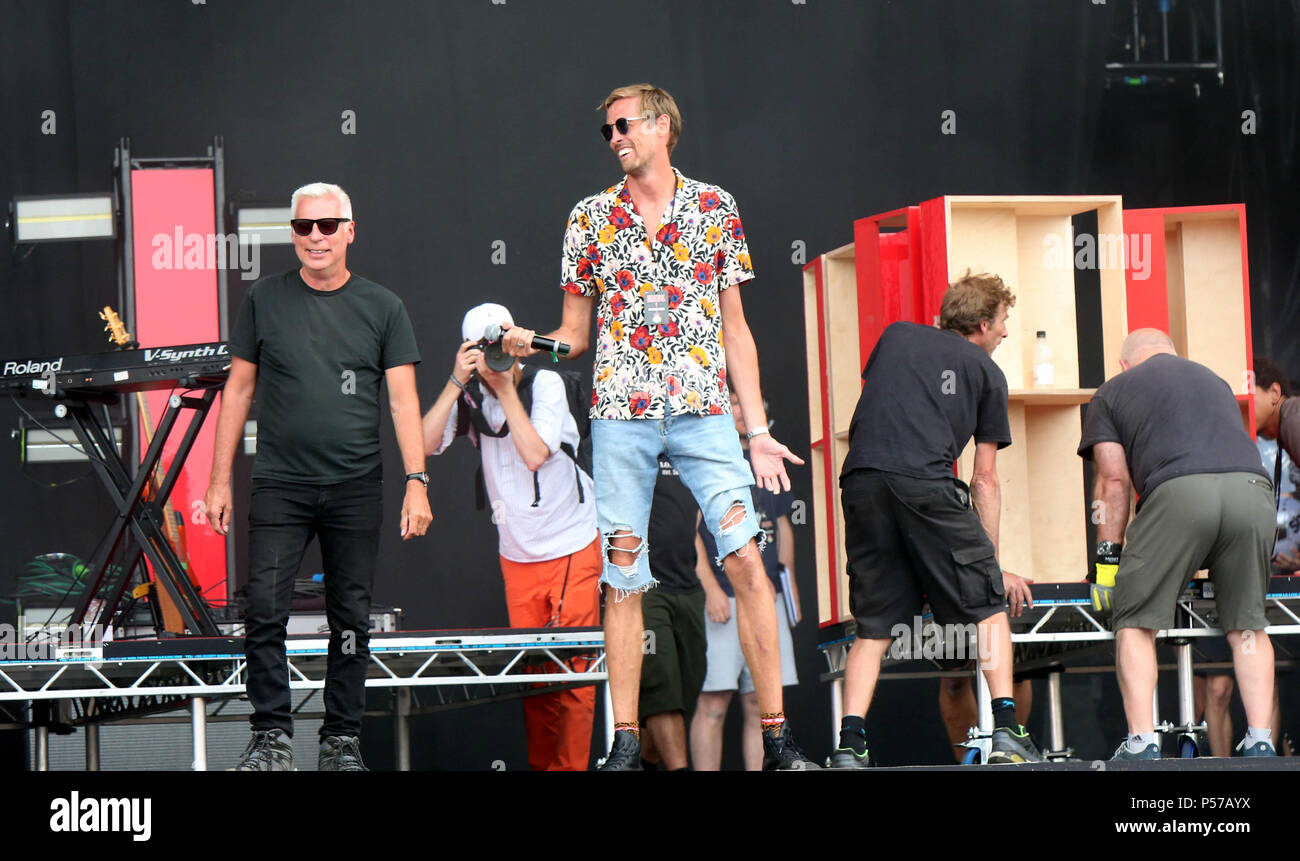 Isola di Wight Sabato 23 Giugno 2018 GV dall'Isle of Wight Festival 2018 include Peter Crouch calci palloni da calcio in poltiglia pit,Jessie J,Gold Fancy Dress,razzi fumo impostato su off nel crow,Liam Gallagher che ha rifiutato di giocare come headliner di domenica come egli voleva rimanere ultima casa e guardare il calcio.©UKNI Foto Stock