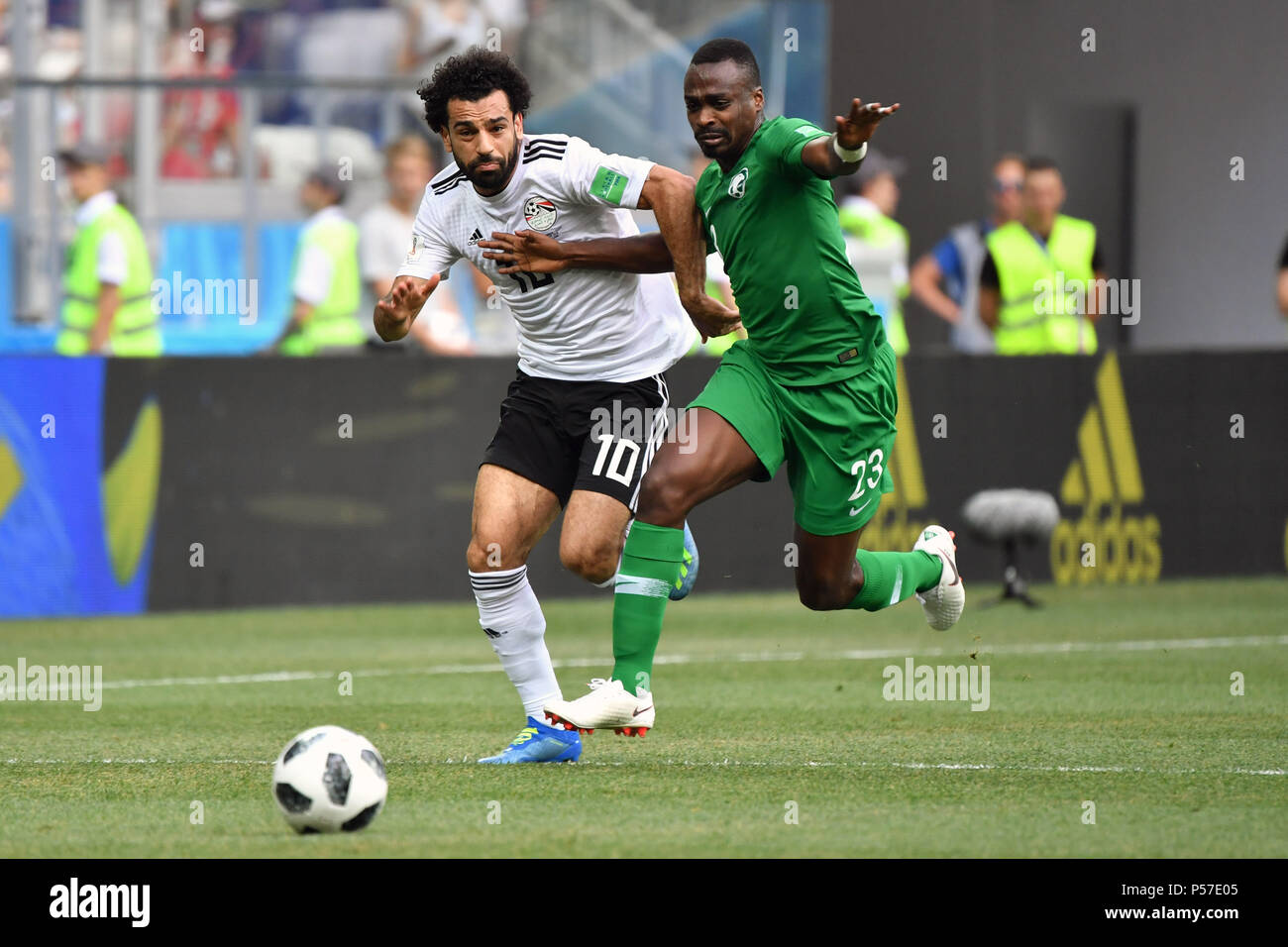 Volgograd, Russland. Il 25 giugno, 2018. Mohamed Salah (EGY), azione, duelli contro Motaz HAWSAWI (KSA). Arabia Saudita (KSA) Egitto (EGY) 2-1, Turno preliminare, gruppo A, gioco 34, su 25.06.2018 a Volgograd, Volgograd Arena. Coppa del Mondo di Calcio 2018 in Russia dal 14.06. - 15.07.2018. | Utilizzo di credito in tutto il mondo: dpa/Alamy Live News Foto Stock