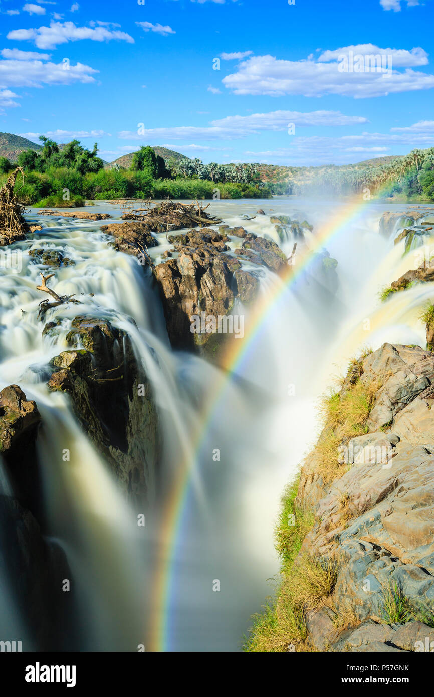 Rainbow su cascata, Epupa Falls, regione di Kunene, Kaokoveld, Namibia Foto Stock