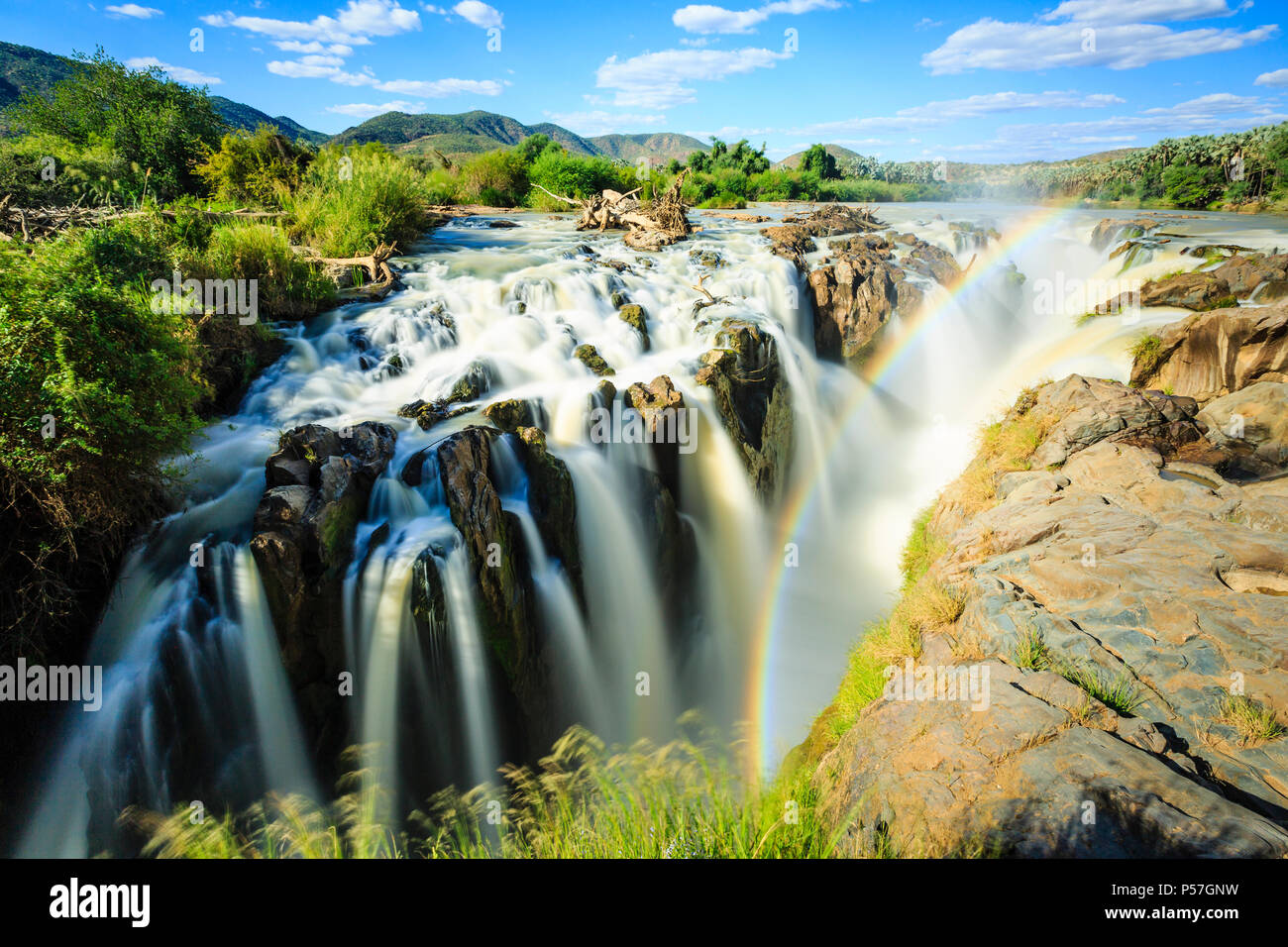 Rainbow su cascata, Epupa Falls, regione di Kunene, Kaokoveld, Namibia Foto Stock